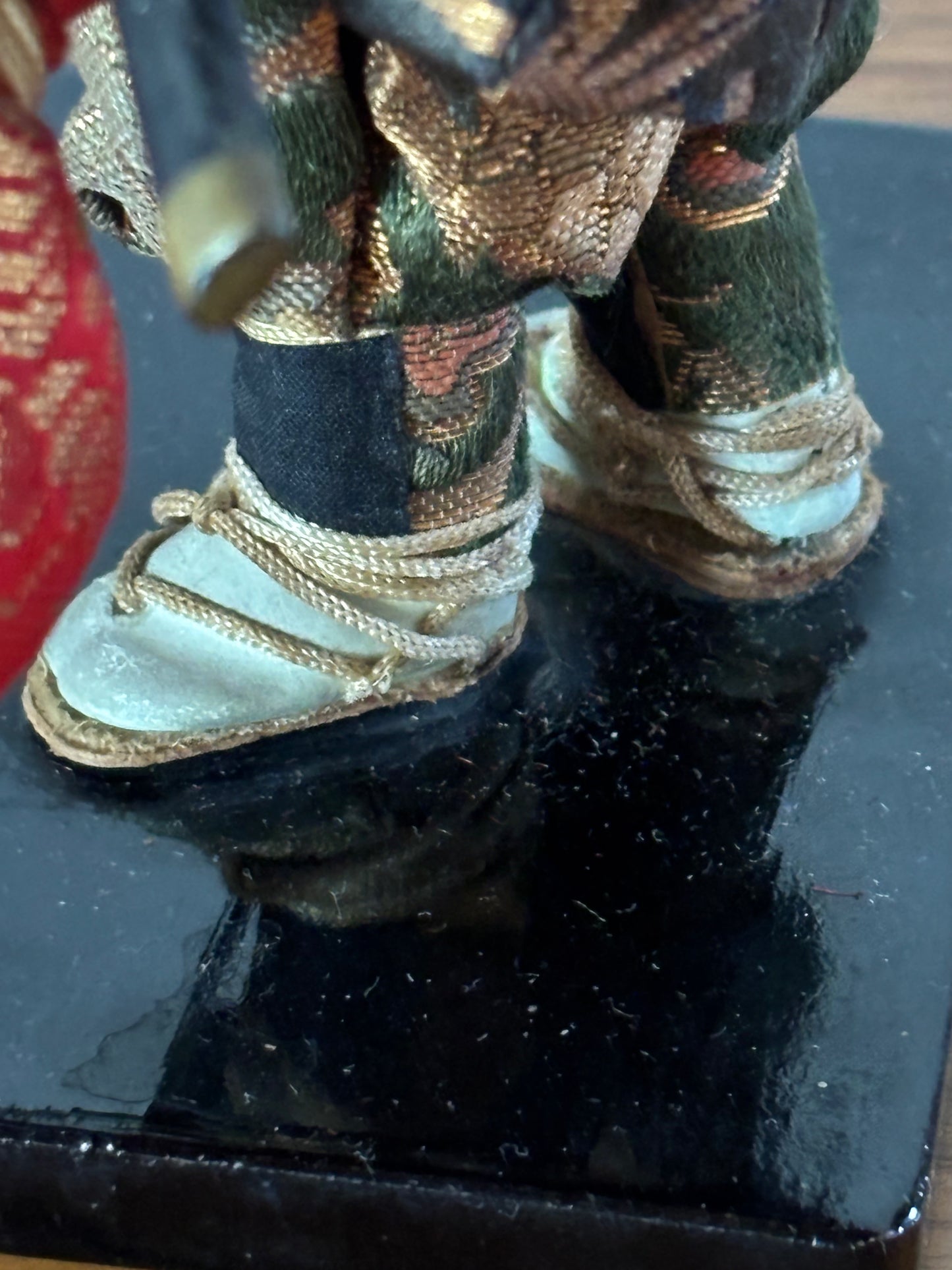 Statuina decorativa di donna samurai con stendardo, restaurata