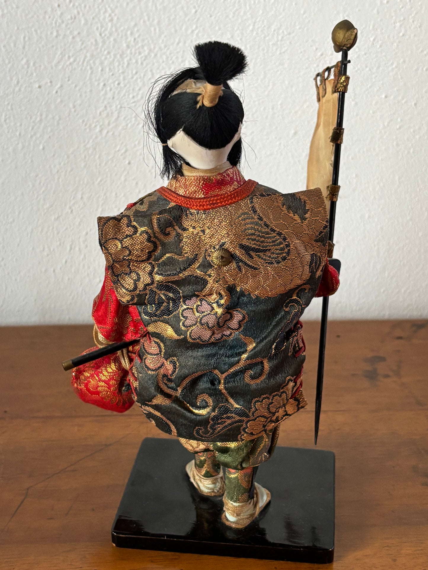 Statuina decorativa di donna samurai con stendardo, restaurata