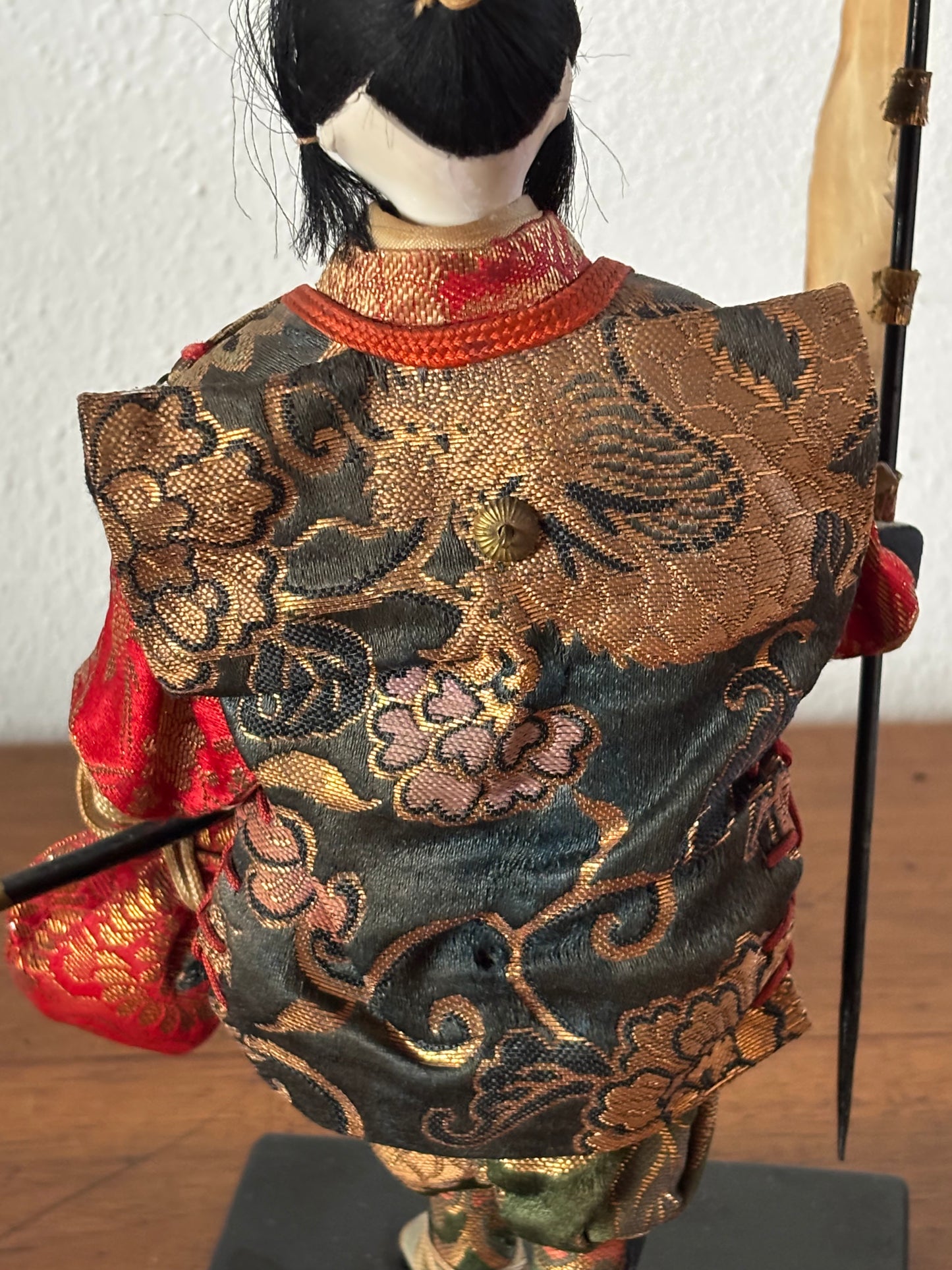 Statuina decorativa di donna samurai con stendardo, restaurata