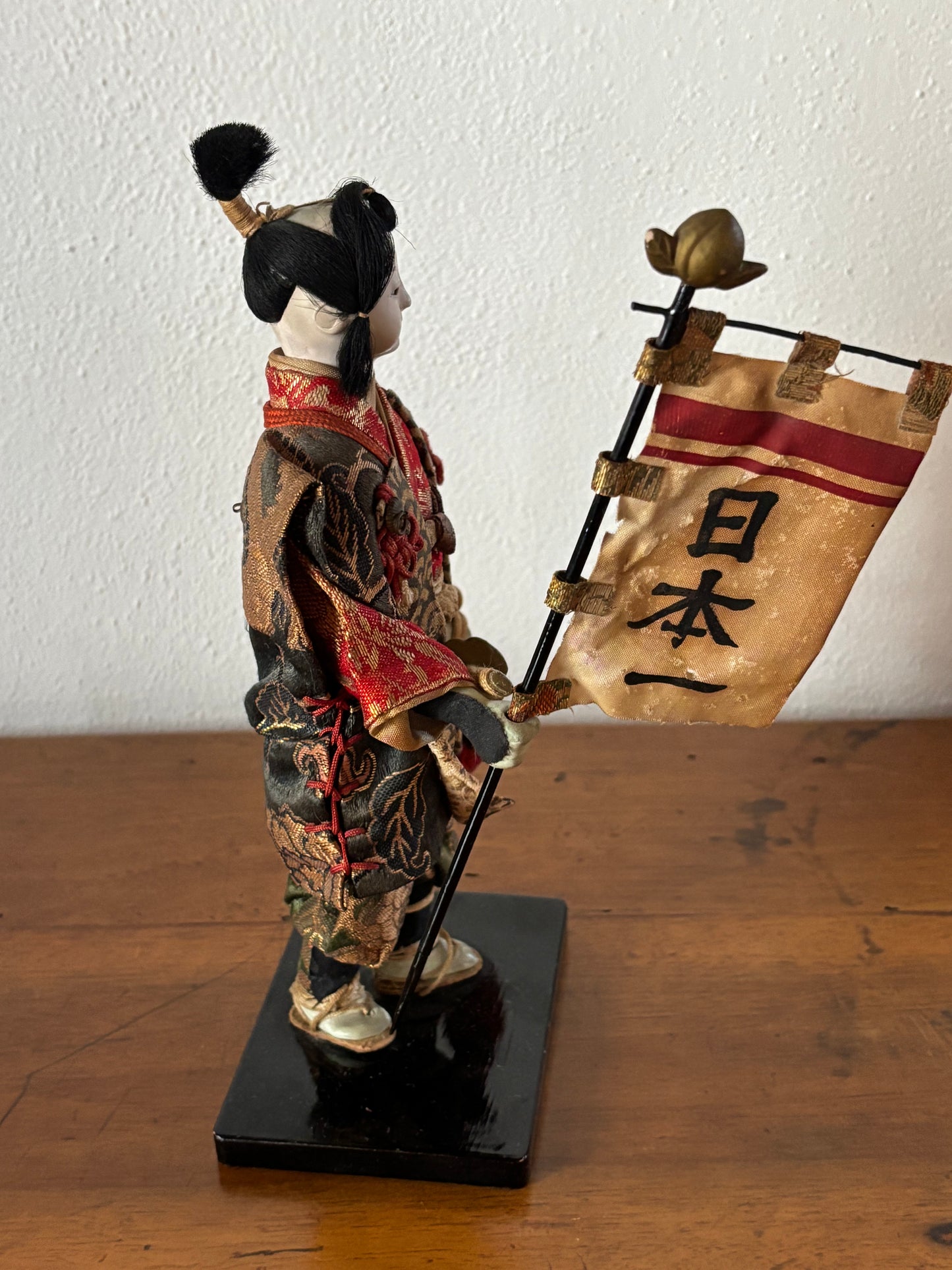 Statuina decorativa di donna samurai con stendardo, restaurata