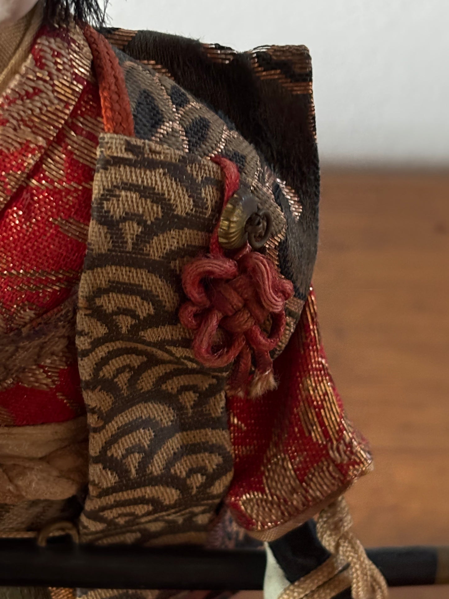 Statuina decorativa di donna samurai con stendardo, restaurata