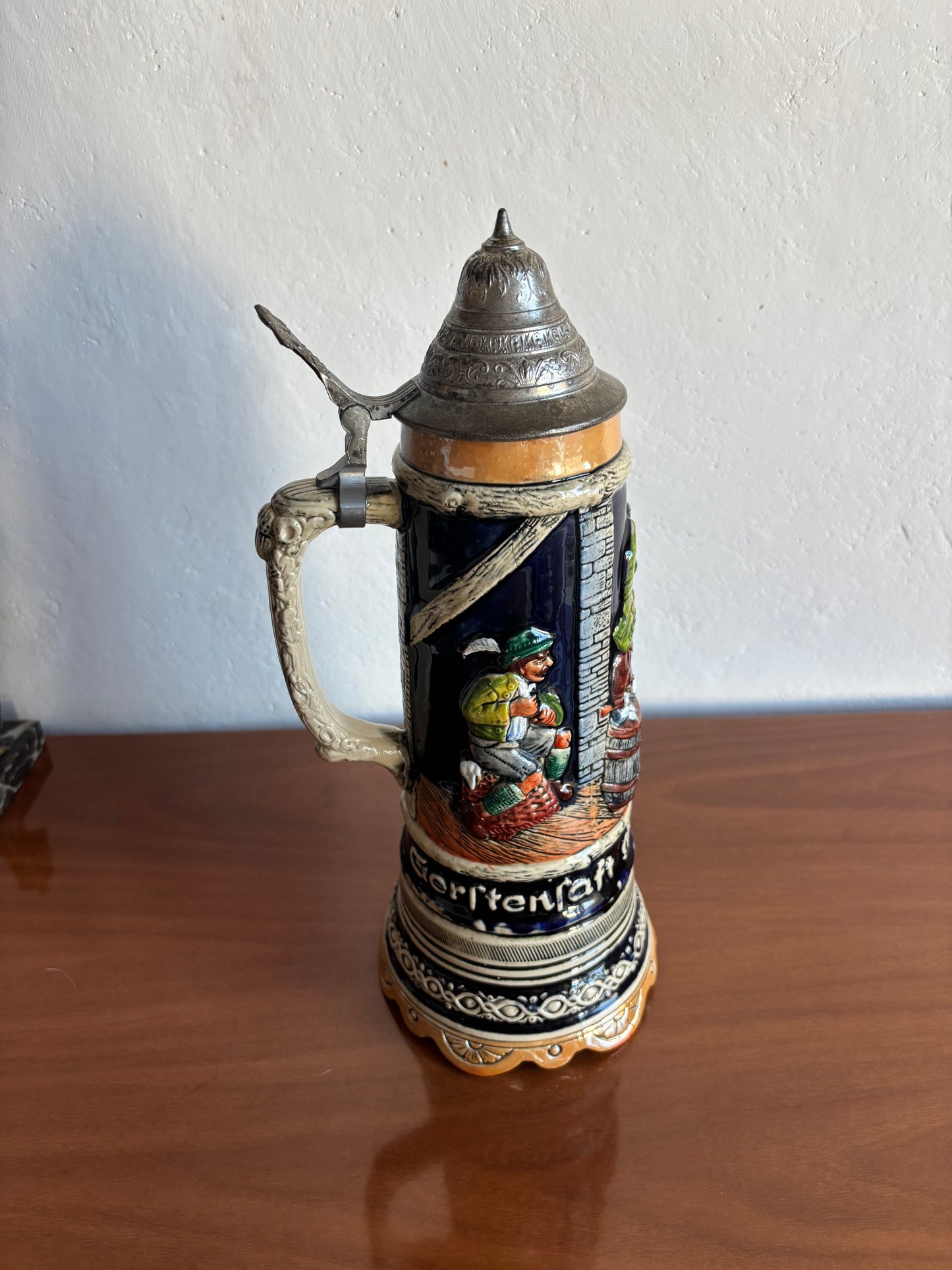 Deutscher Bierkrug aus Keramik mit Spieluhr – Vintage Beer Stein mit Metalldeckel