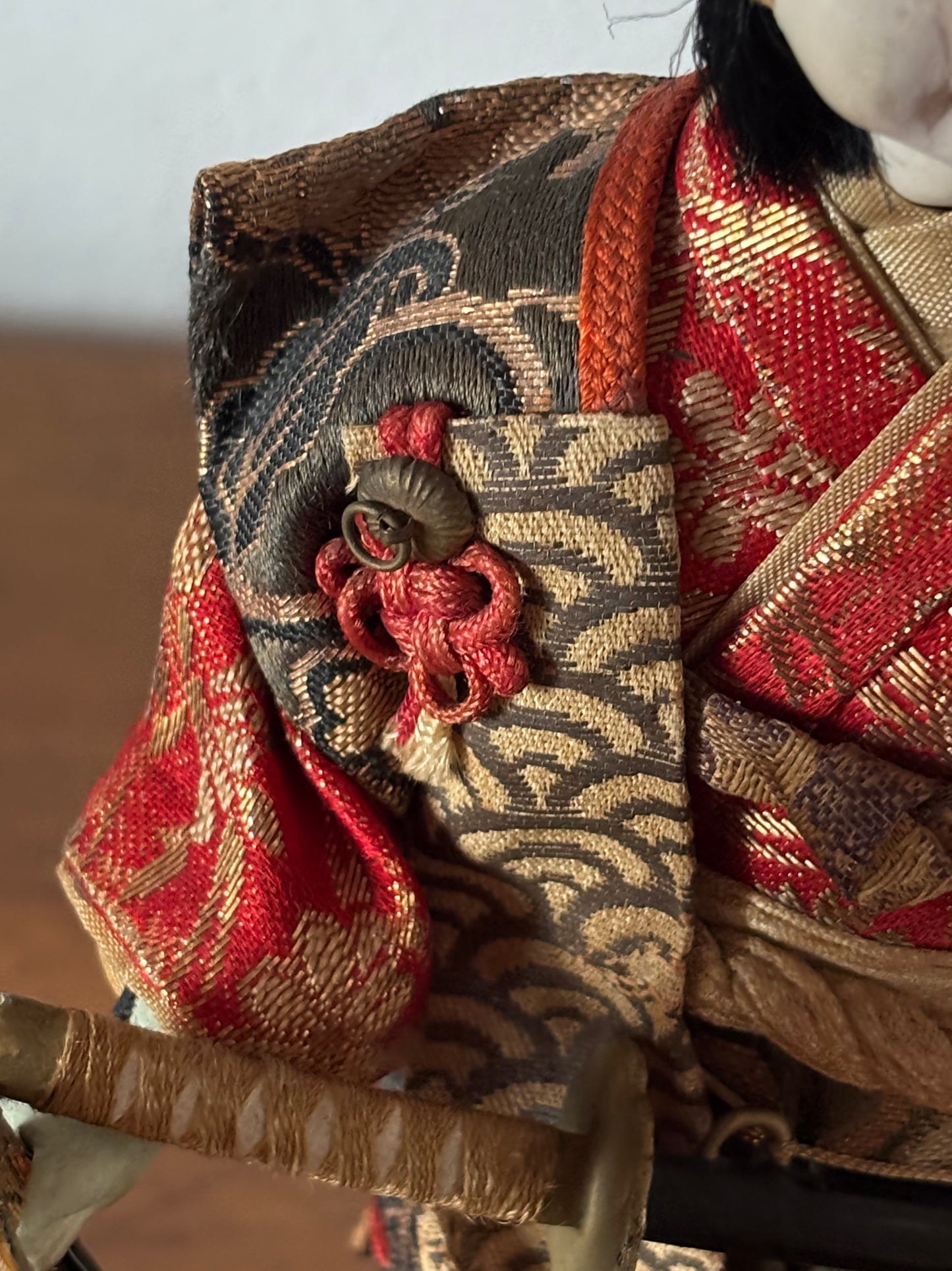 Statuina decorativa di donna samurai con stendardo, restaurata