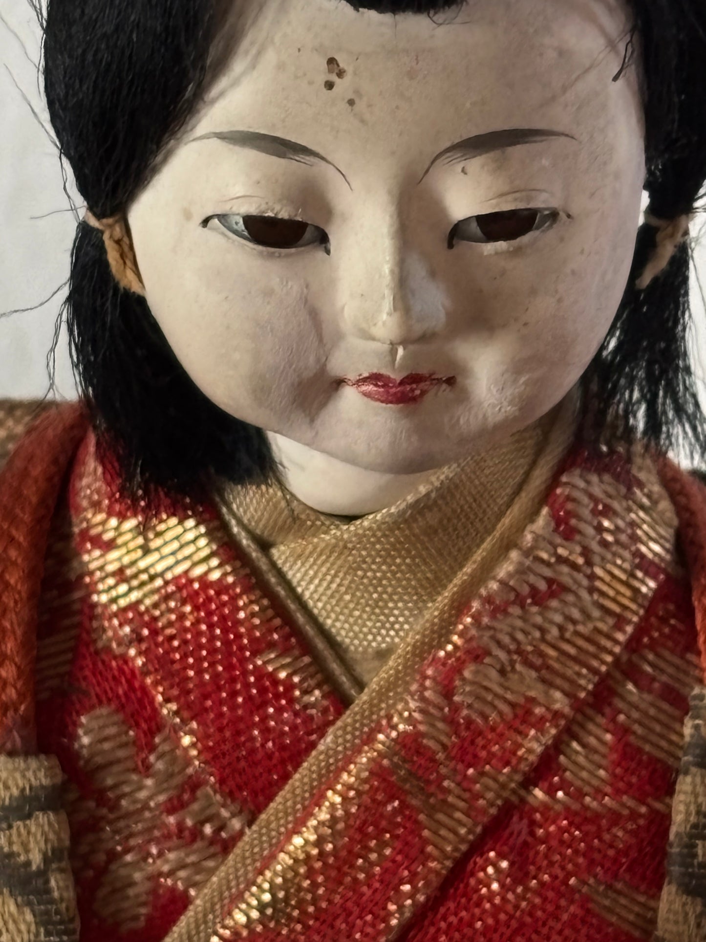 Statuina decorativa di donna samurai con stendardo, restaurata