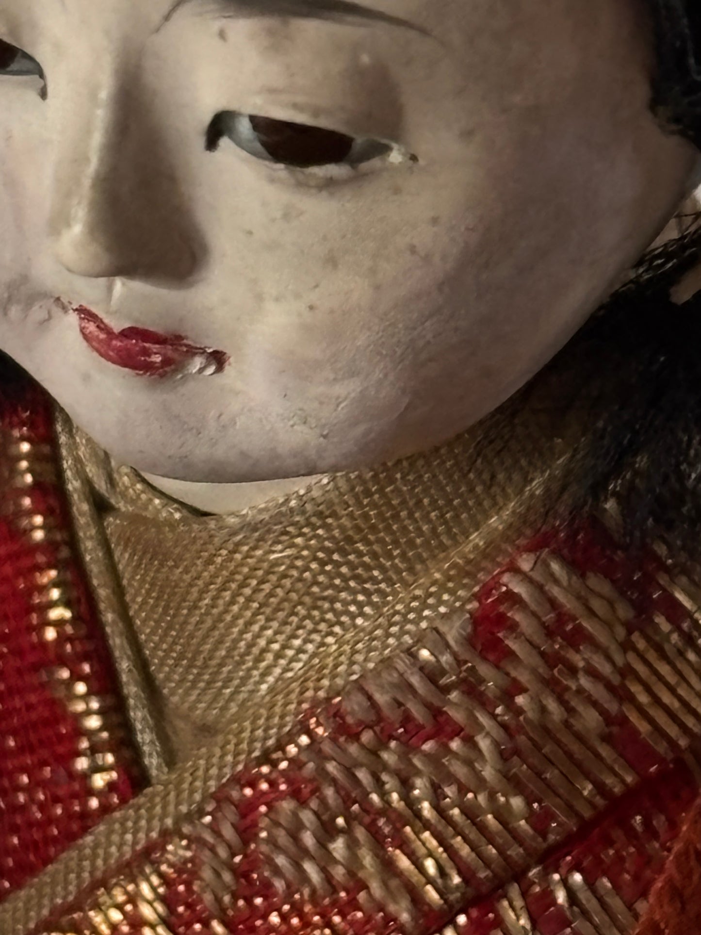 Statuina decorativa di donna samurai con stendardo, restaurata