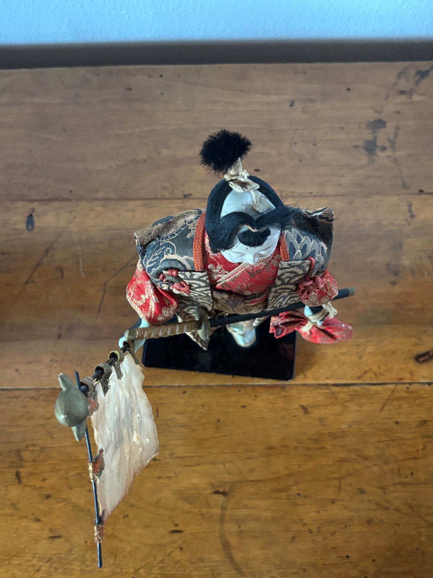 Statuina decorativa di donna samurai con stendardo, restaurata