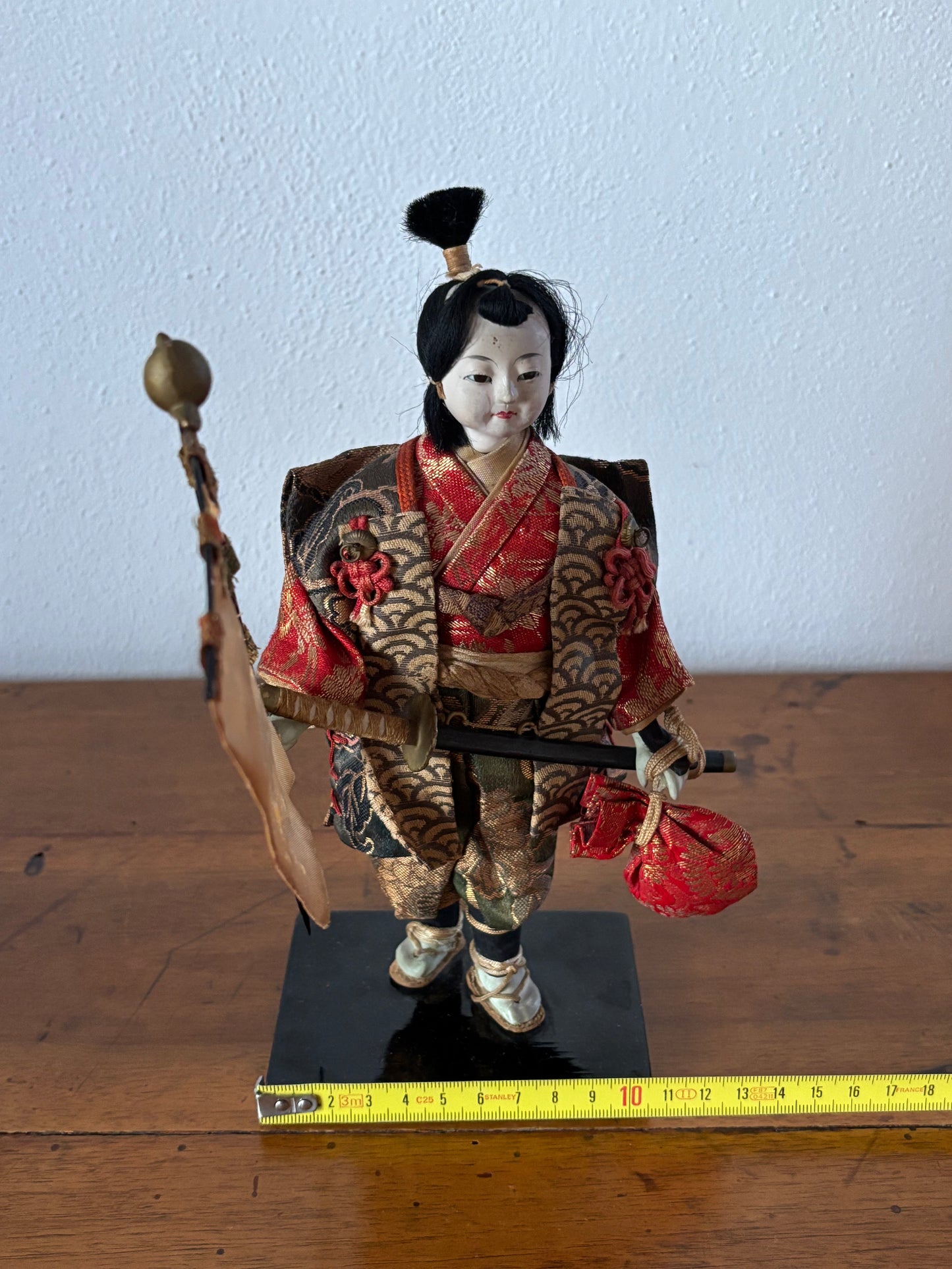Statuina decorativa di donna samurai con stendardo, restaurata