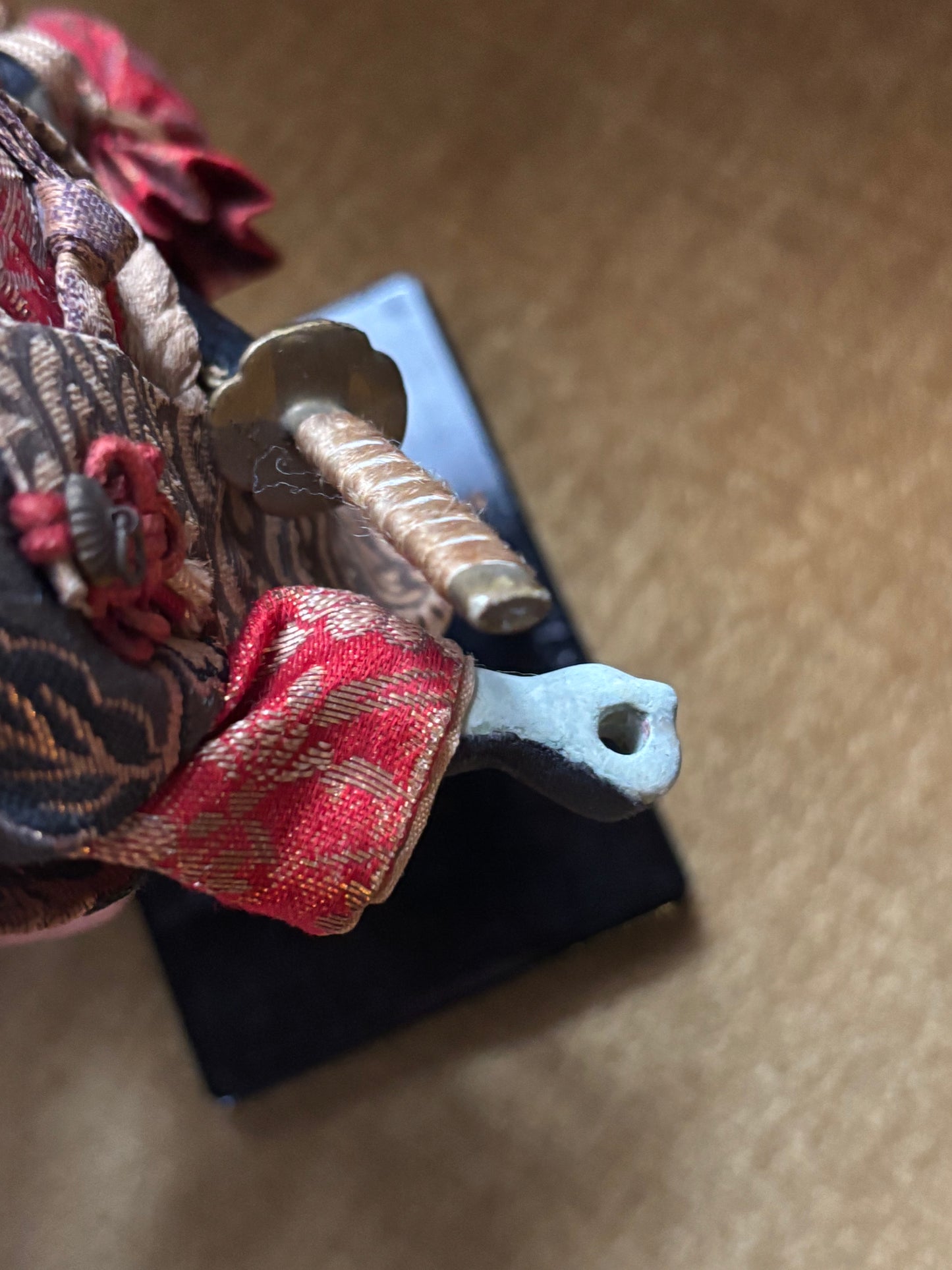 Statuina decorativa di donna samurai con stendardo, restaurata