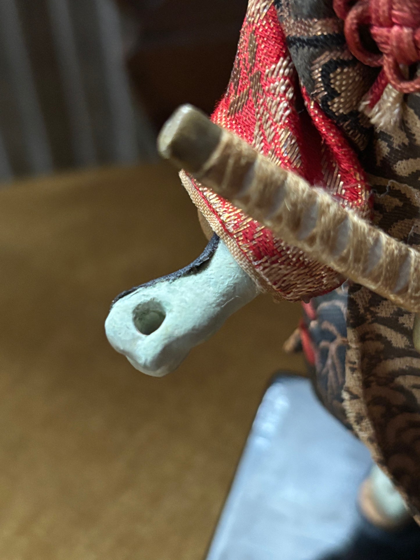 Statuina decorativa di donna samurai con stendardo, restaurata