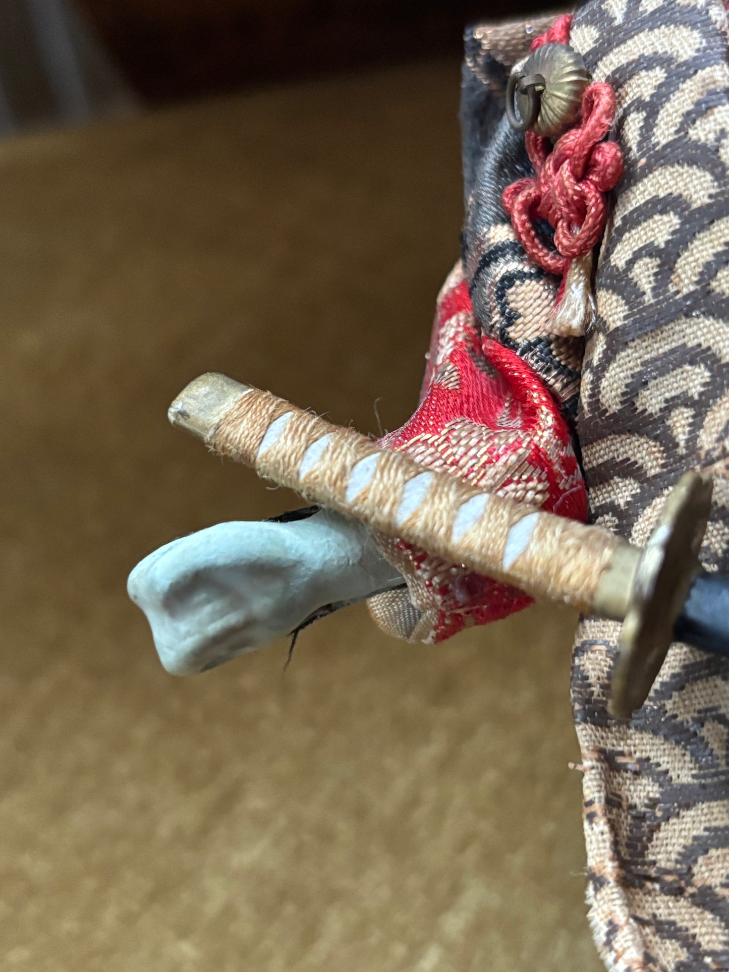 Statuina decorativa di donna samurai con stendardo, restaurata