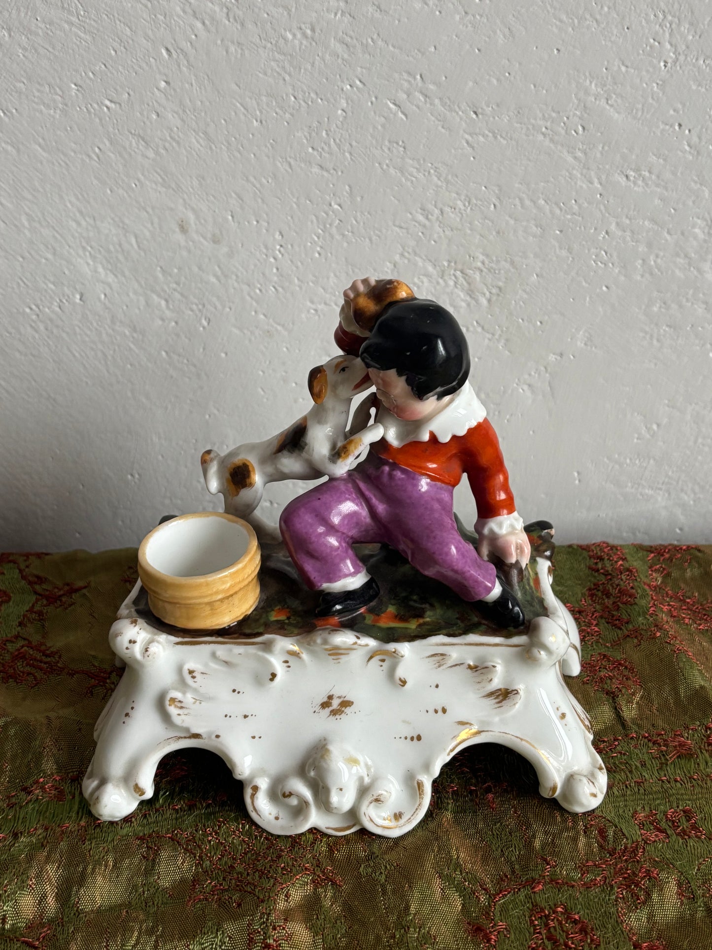 Porzellanfiguren-Gruppe mit Kind und Hund – mögliches antikes Tintenfass