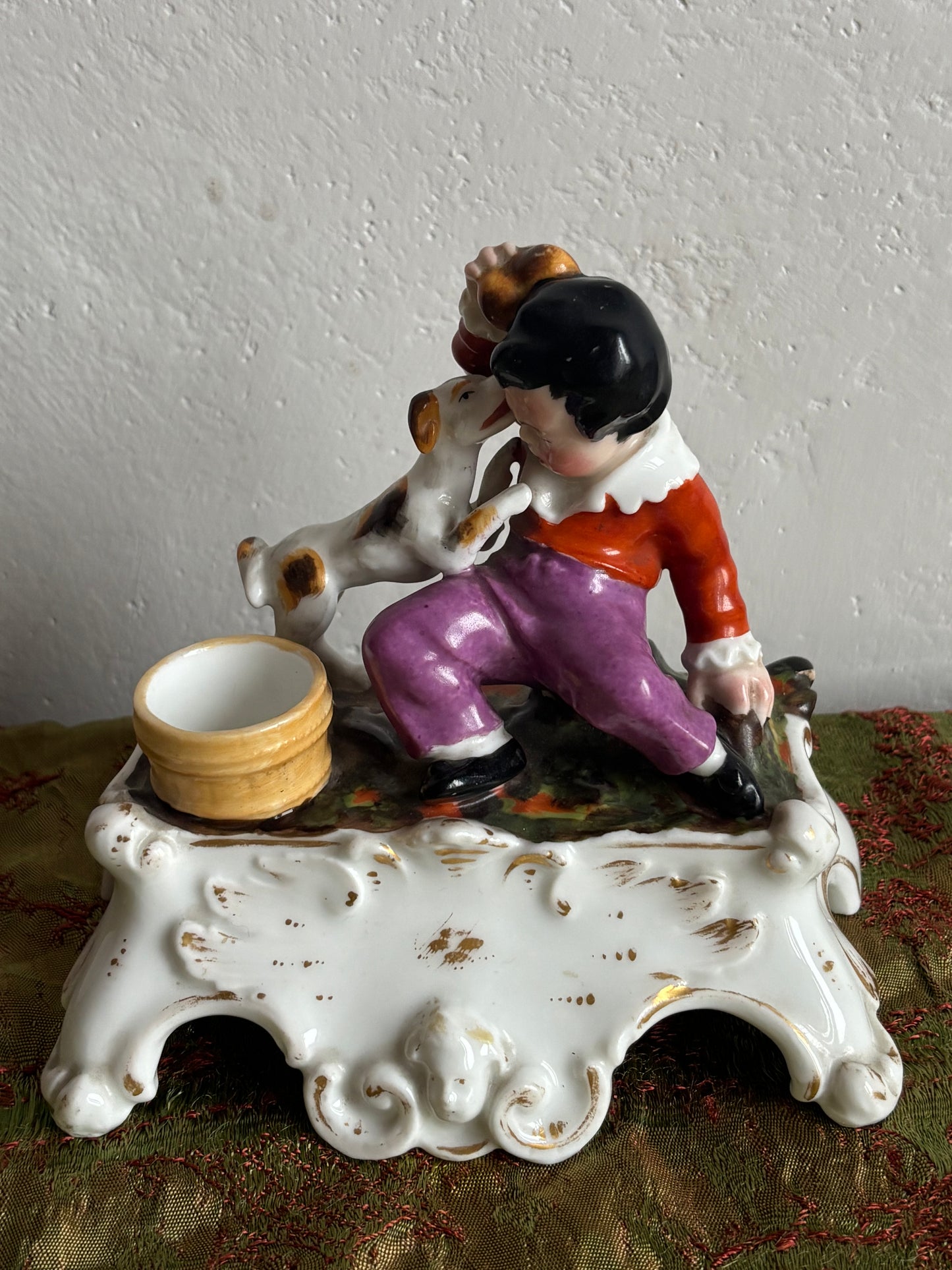 Porzellanfiguren-Gruppe mit Kind und Hund – mögliches antikes Tintenfass