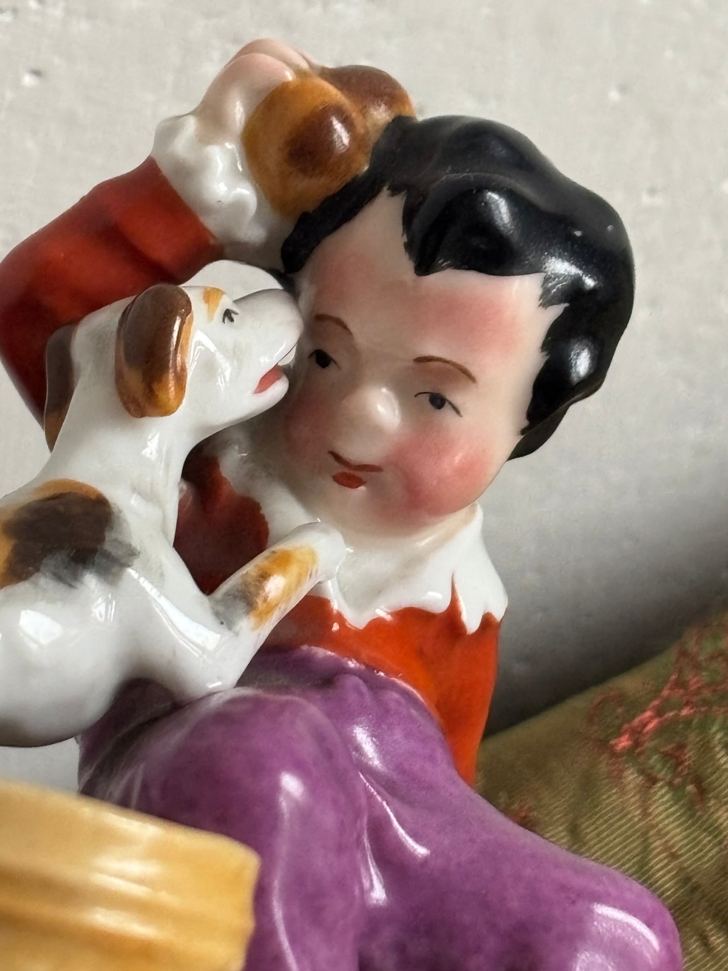 Porzellanfiguren-Gruppe mit Kind und Hund – mögliches antikes Tintenfass