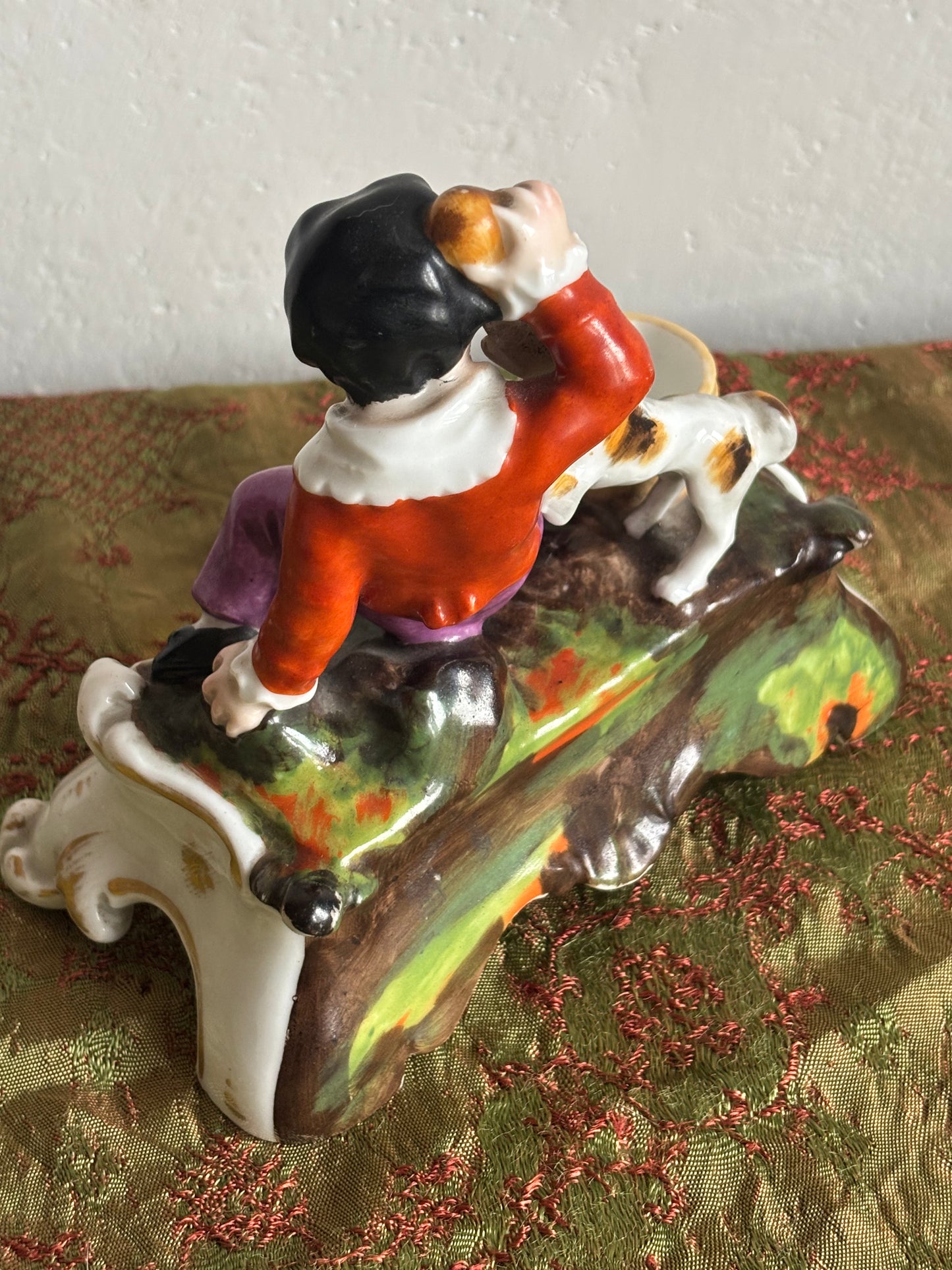 Porzellanfiguren-Gruppe mit Kind und Hund – mögliches antikes Tintenfass