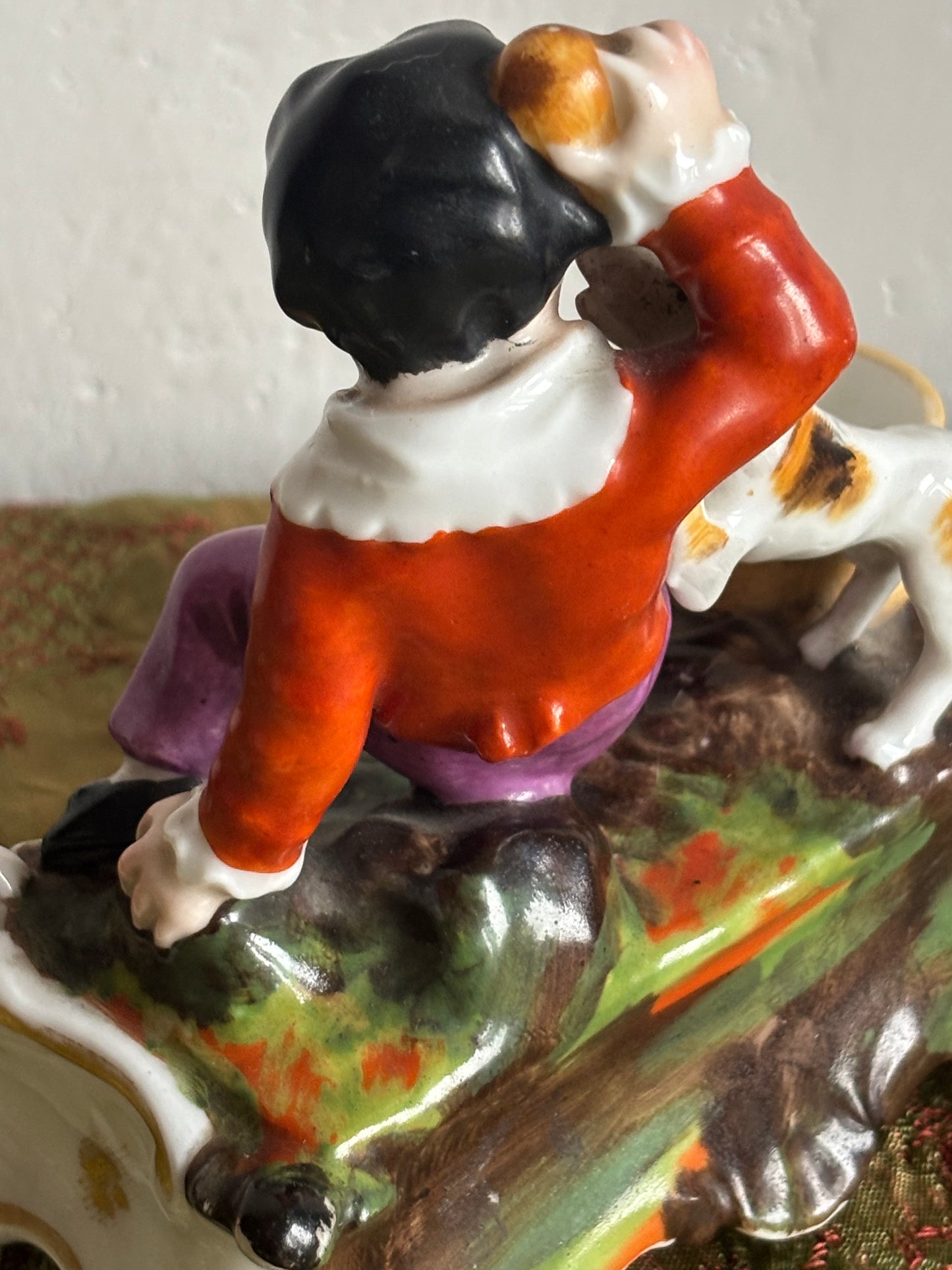 Porzellanfiguren-Gruppe mit Kind und Hund – mögliches antikes Tintenfass