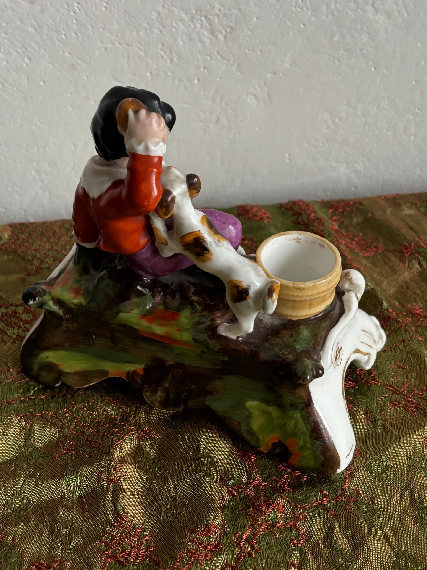 Porzellanfiguren-Gruppe mit Kind und Hund – mögliches antikes Tintenfass