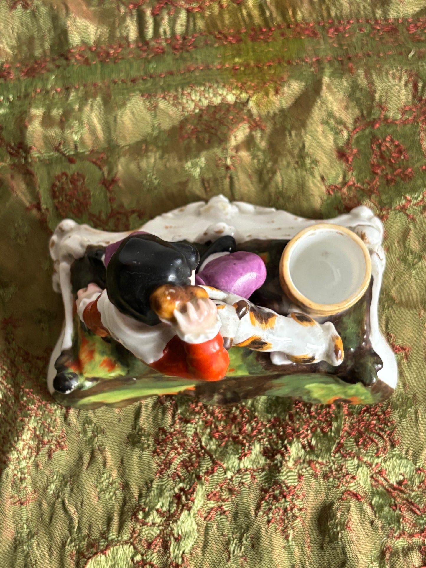 Porzellanfiguren-Gruppe mit Kind und Hund – mögliches antikes Tintenfass