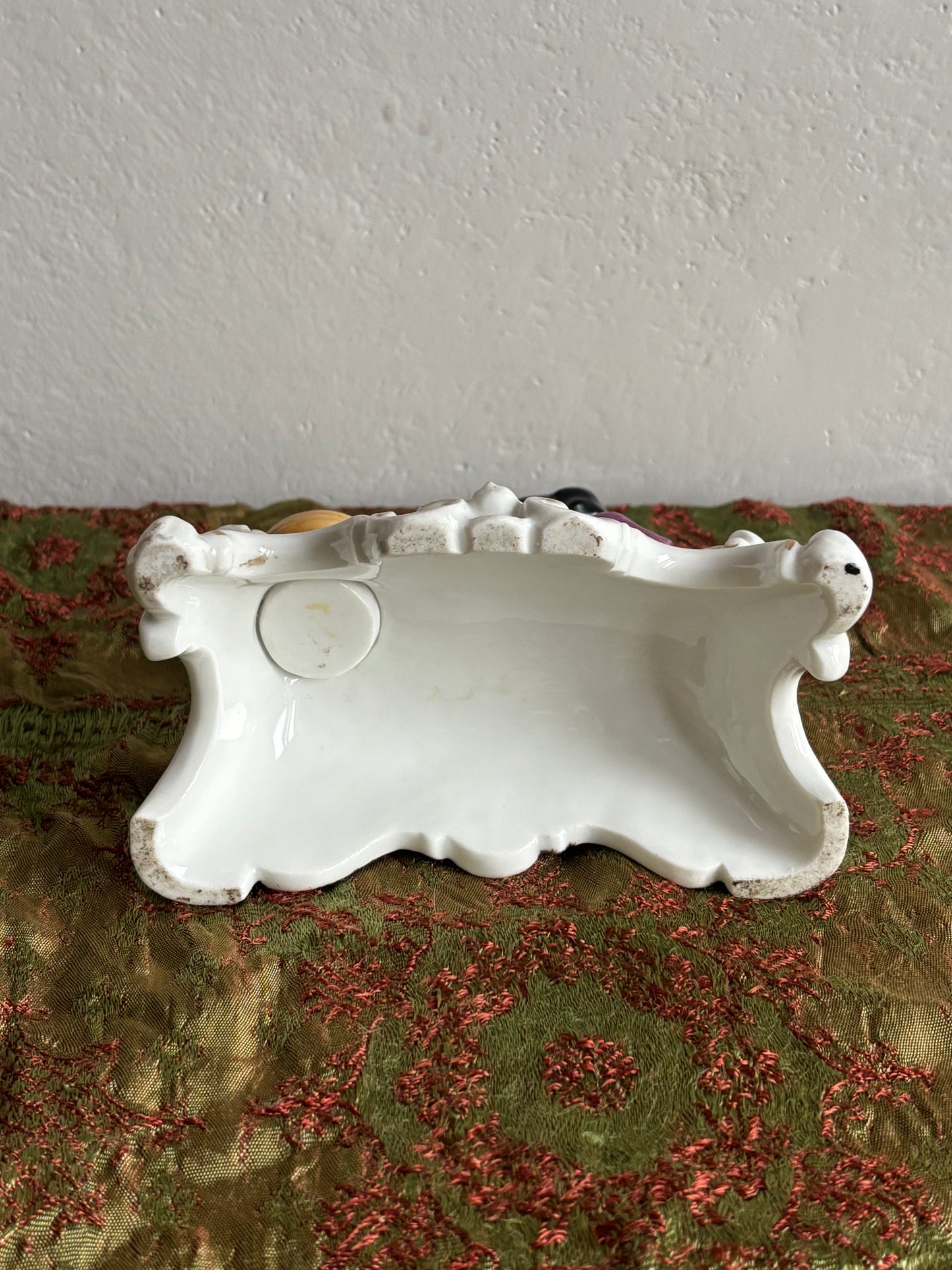 Porzellanfiguren-Gruppe mit Kind und Hund – mögliches antikes Tintenfass