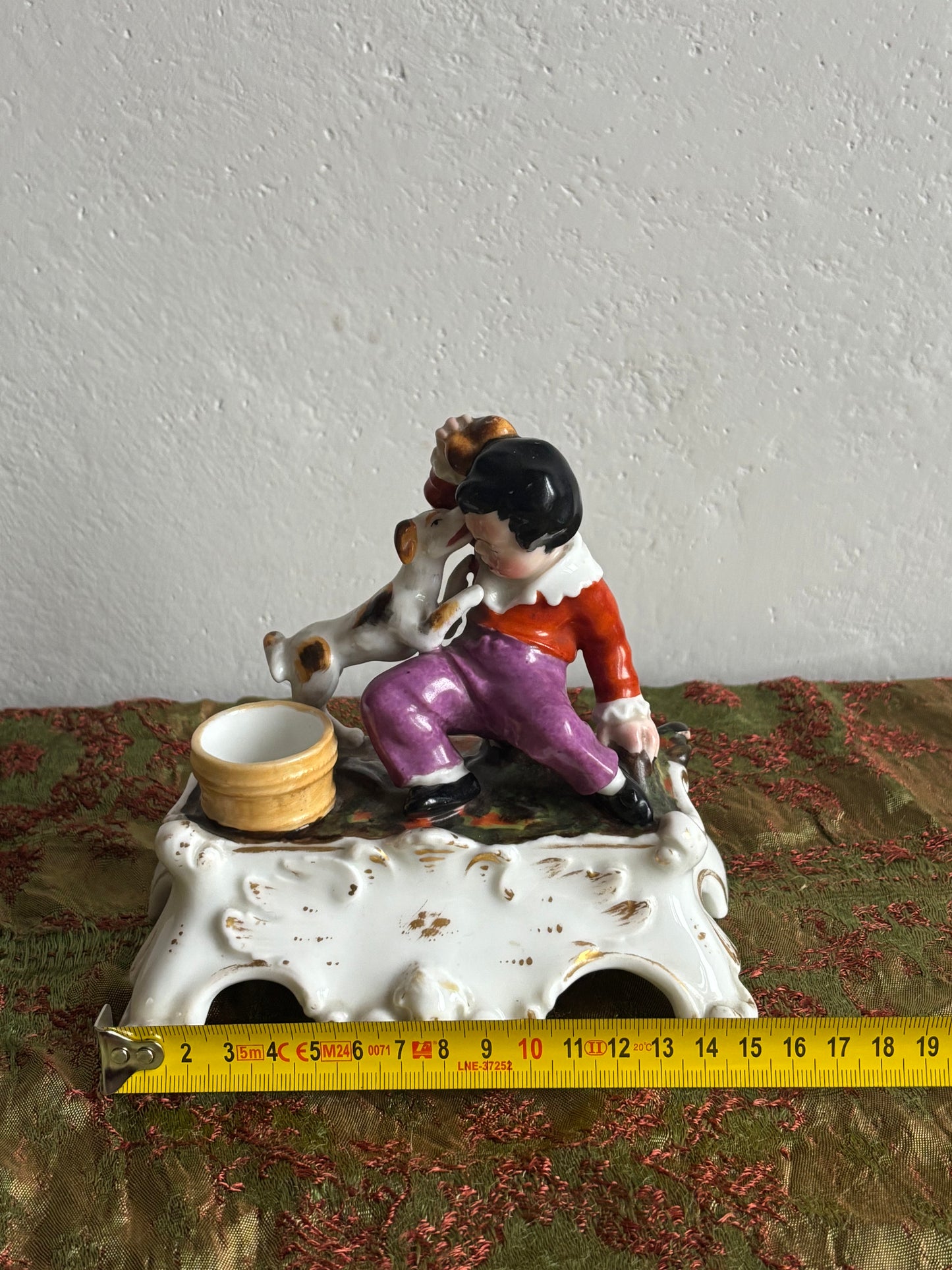 Porzellanfiguren-Gruppe mit Kind und Hund – mögliches antikes Tintenfass