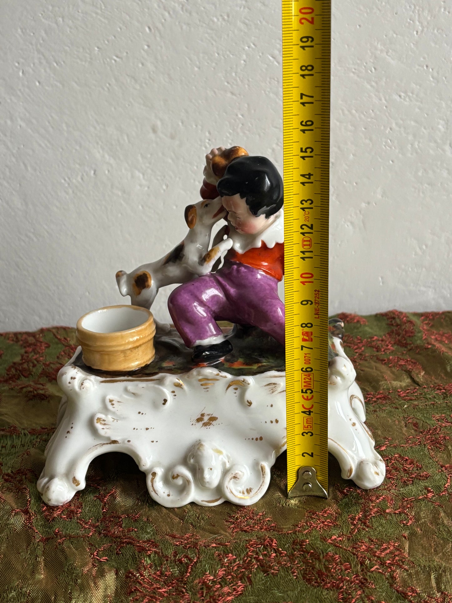 Porzellanfiguren-Gruppe mit Kind und Hund – mögliches antikes Tintenfass