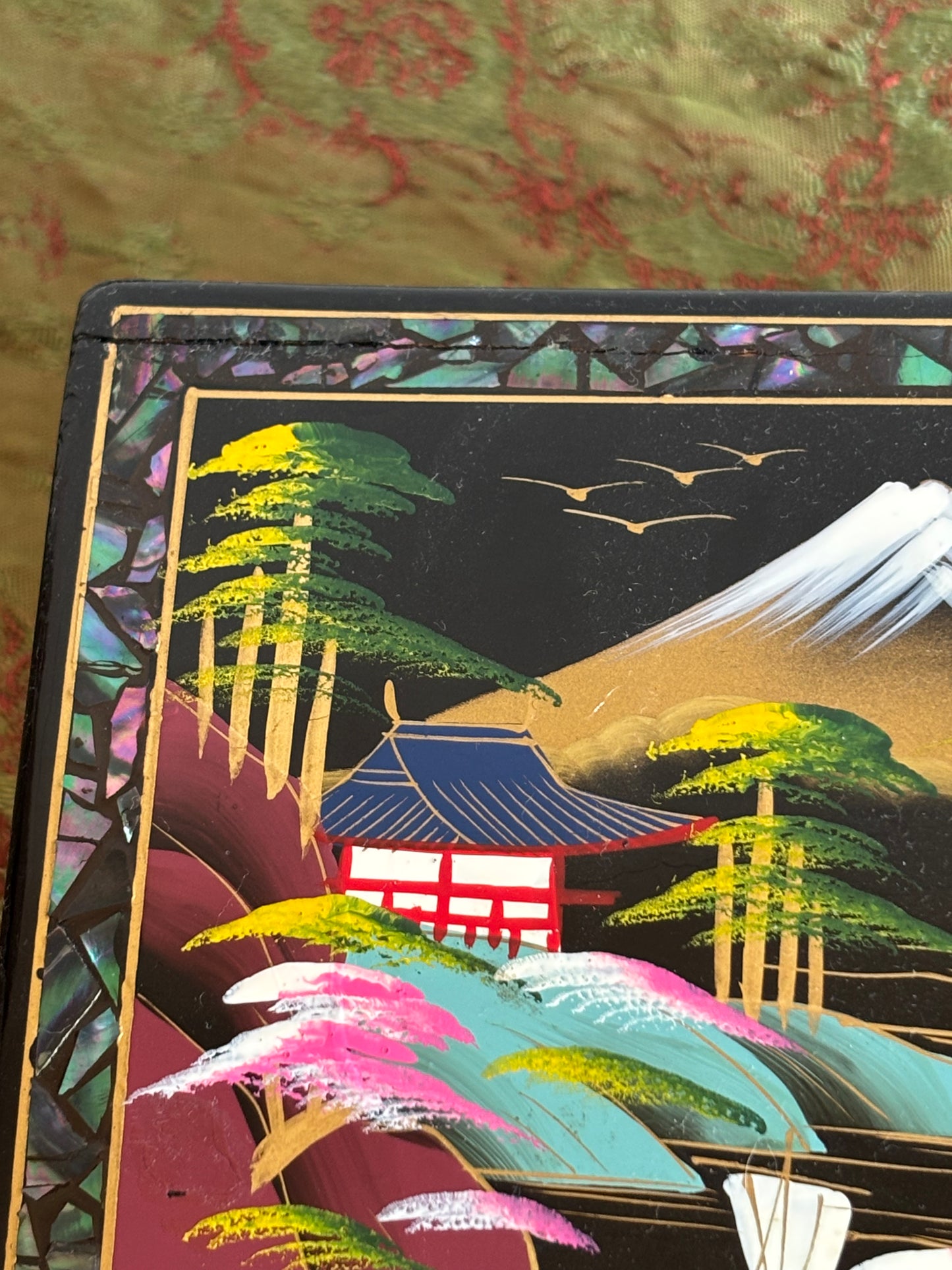 Vintage Japanisches Spieluhr mit Tänzerpaar und traditionellem Landschaftsmotiv