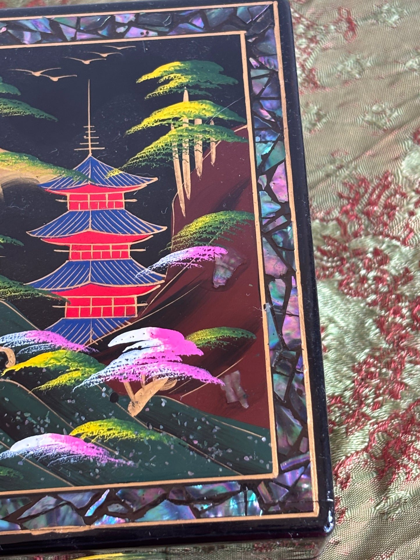 Vintage Japanisches Spieluhr mit Tänzerpaar und traditionellem Landschaftsmotiv