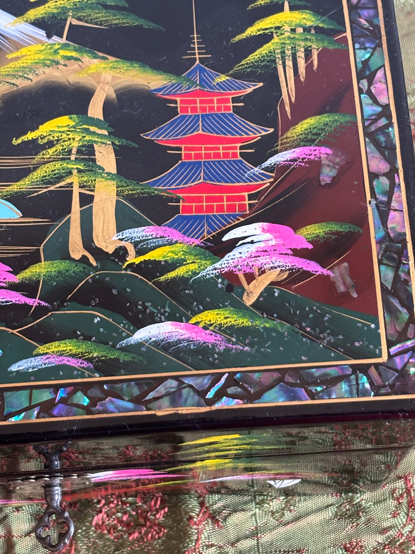 Vintage Japanisches Spieluhr mit Tänzerpaar und traditionellem Landschaftsmotiv