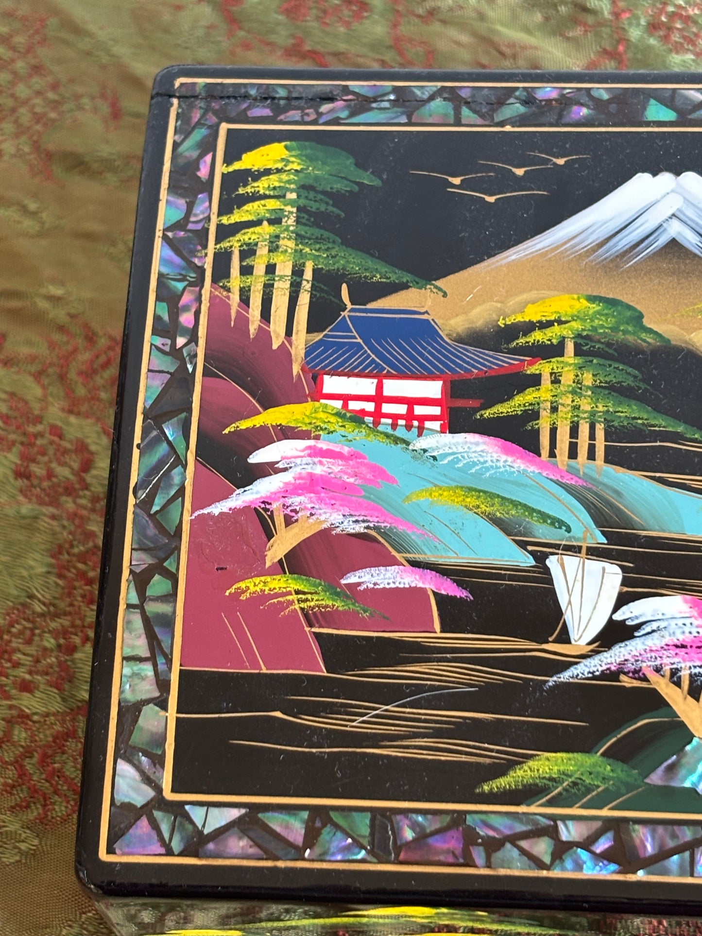 Vintage Japanisches Spieluhr mit Tänzerpaar und traditionellem Landschaftsmotiv