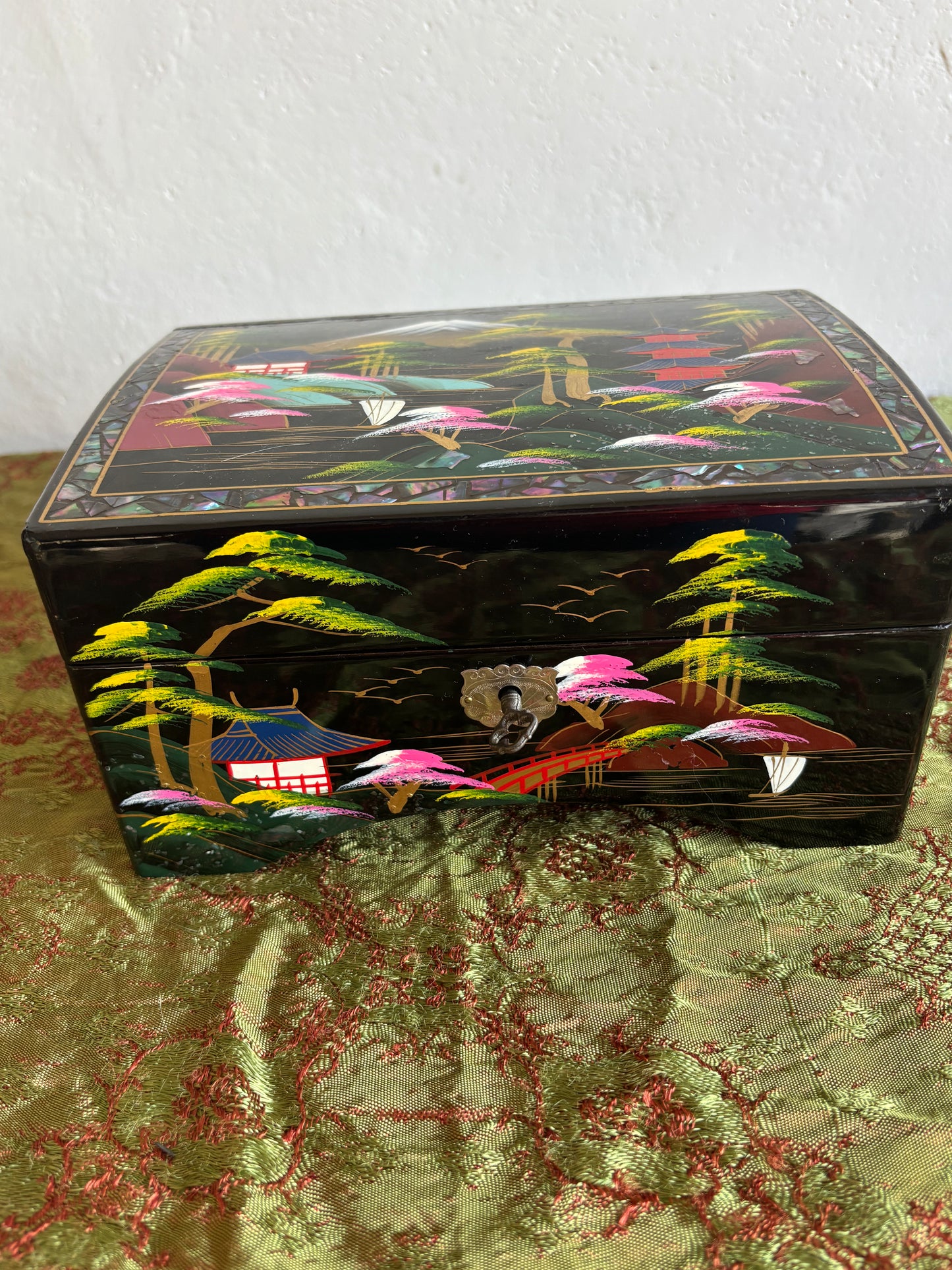 Vintage Japanisches Spieluhr mit Tänzerpaar und traditionellem Landschaftsmotiv