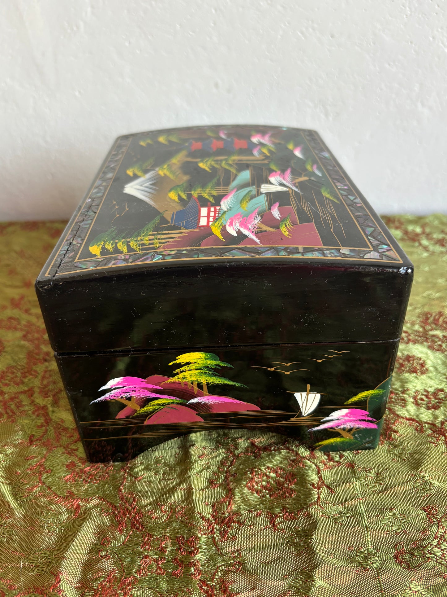 Vintage Japanisches Spieluhr mit Tänzerpaar und traditionellem Landschaftsmotiv