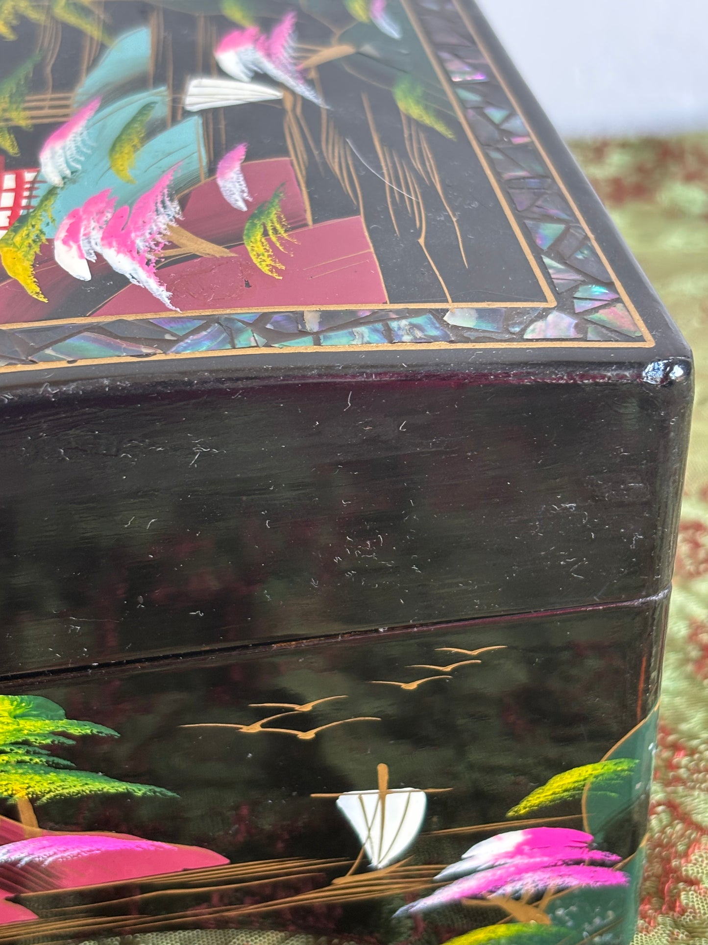 Vintage Japanisches Spieluhr mit Tänzerpaar und traditionellem Landschaftsmotiv