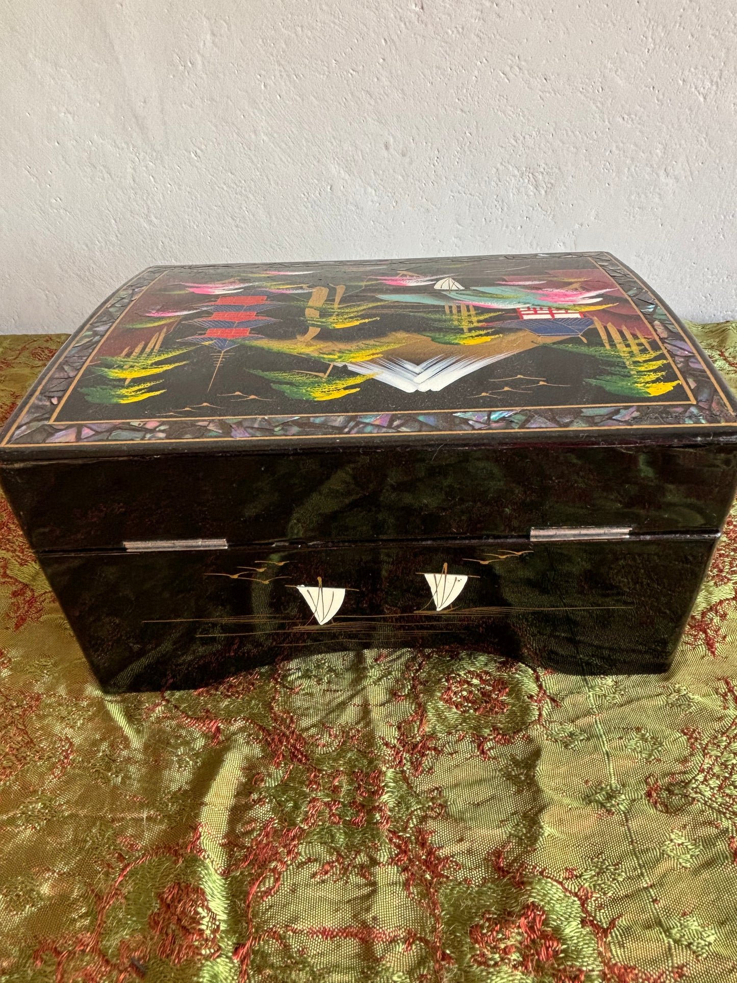 Vintage Japanisches Spieluhr mit Tänzerpaar und traditionellem Landschaftsmotiv