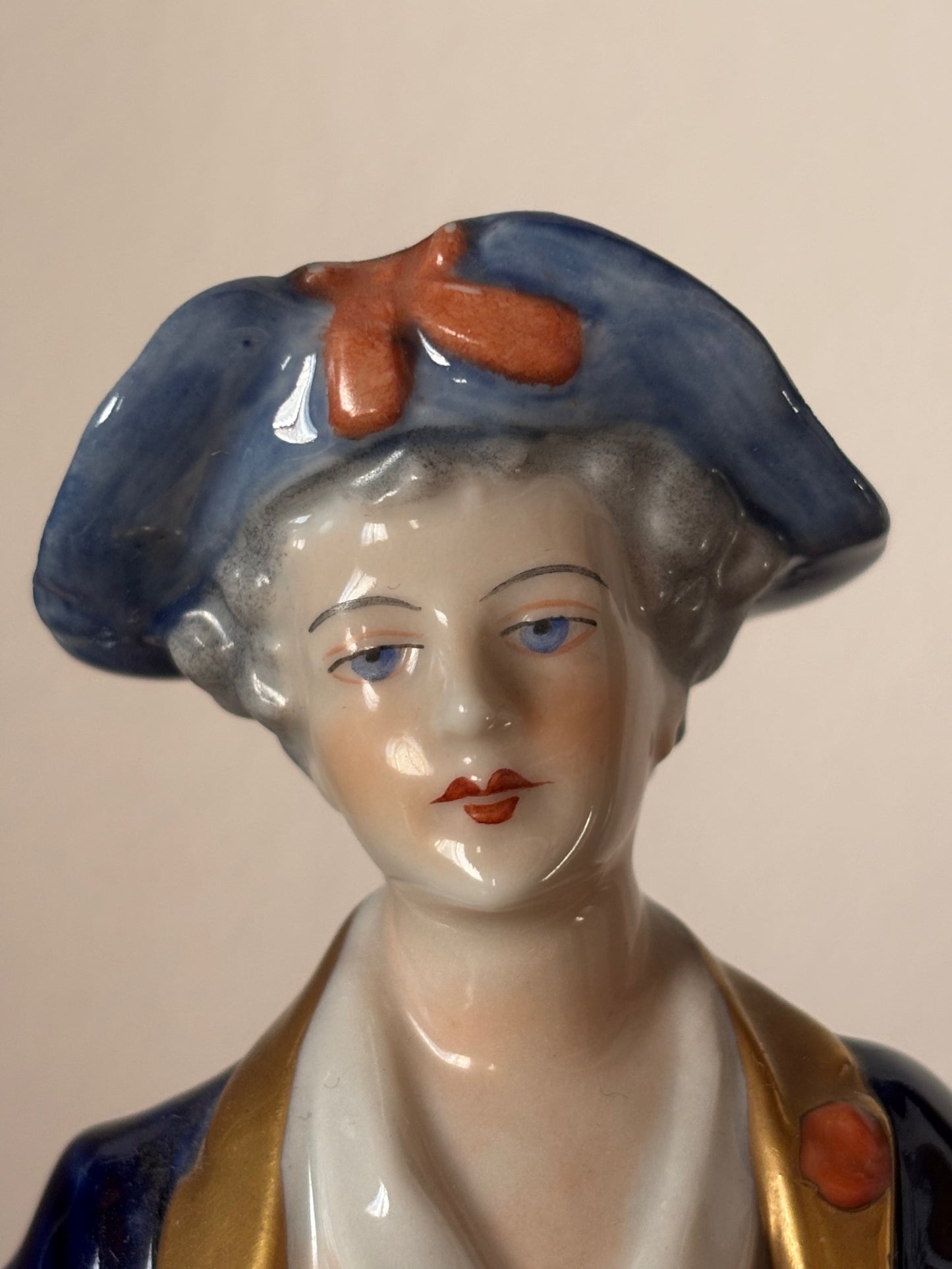 Elegante figurina in ceramica Volkstedt