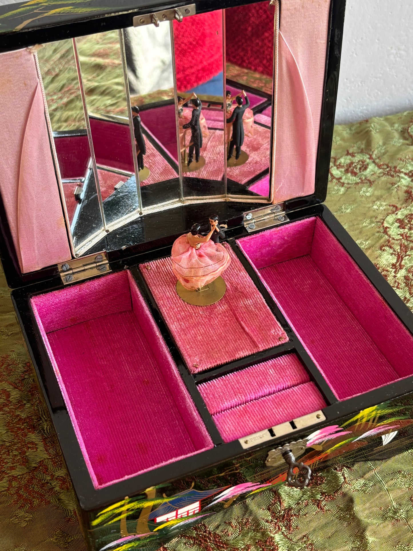 Vintage Japanisches Spieluhr mit Tänzerpaar und traditionellem Landschaftsmotiv