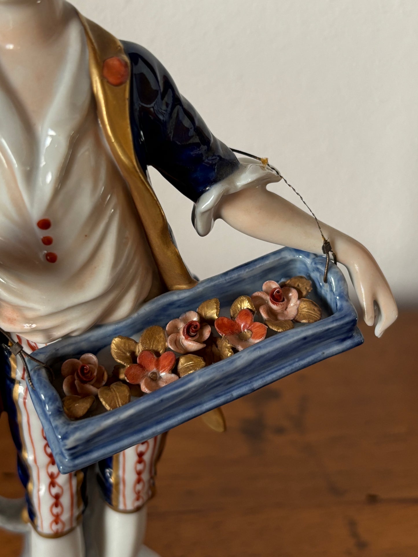 Elegante figurina in ceramica Volkstedt