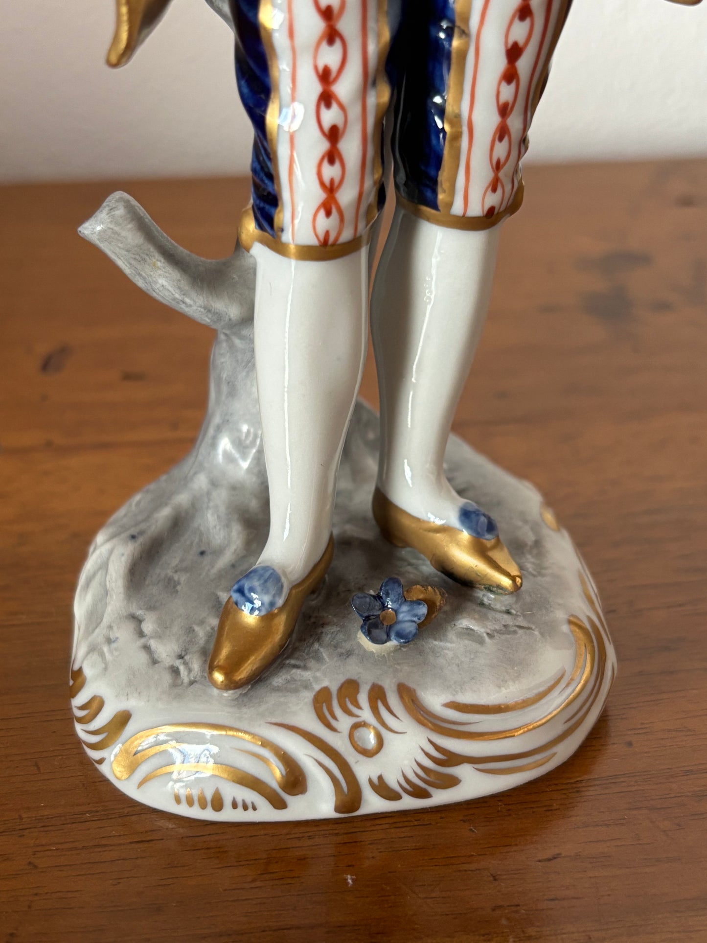 Elegante figurina in ceramica Volkstedt
