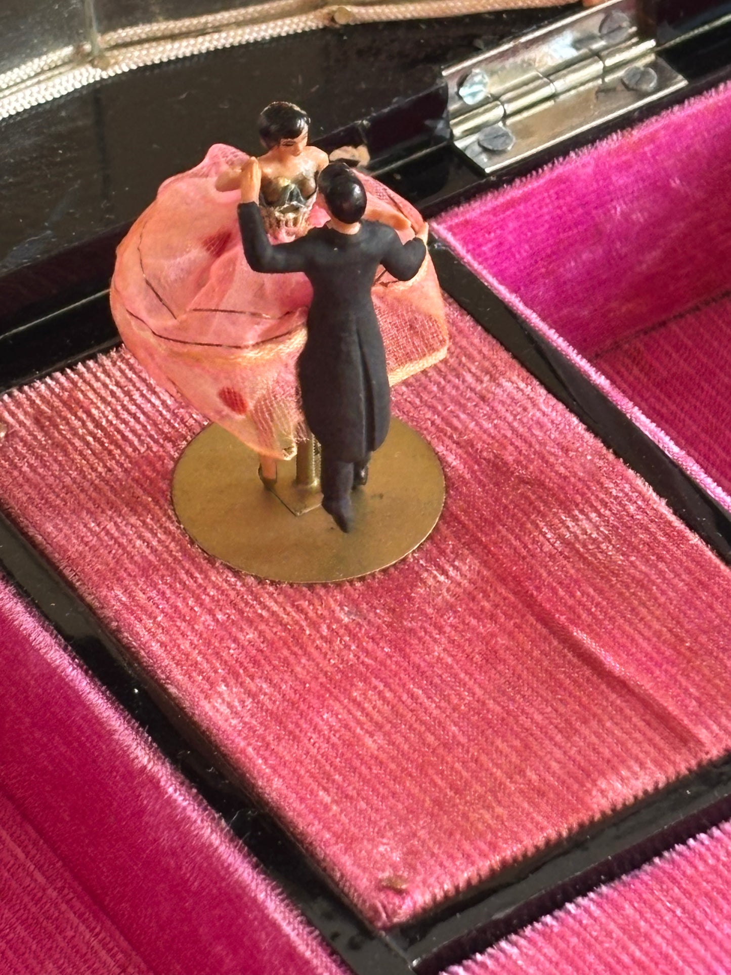 Vintage Japanisches Spieluhr mit Tänzerpaar und traditionellem Landschaftsmotiv