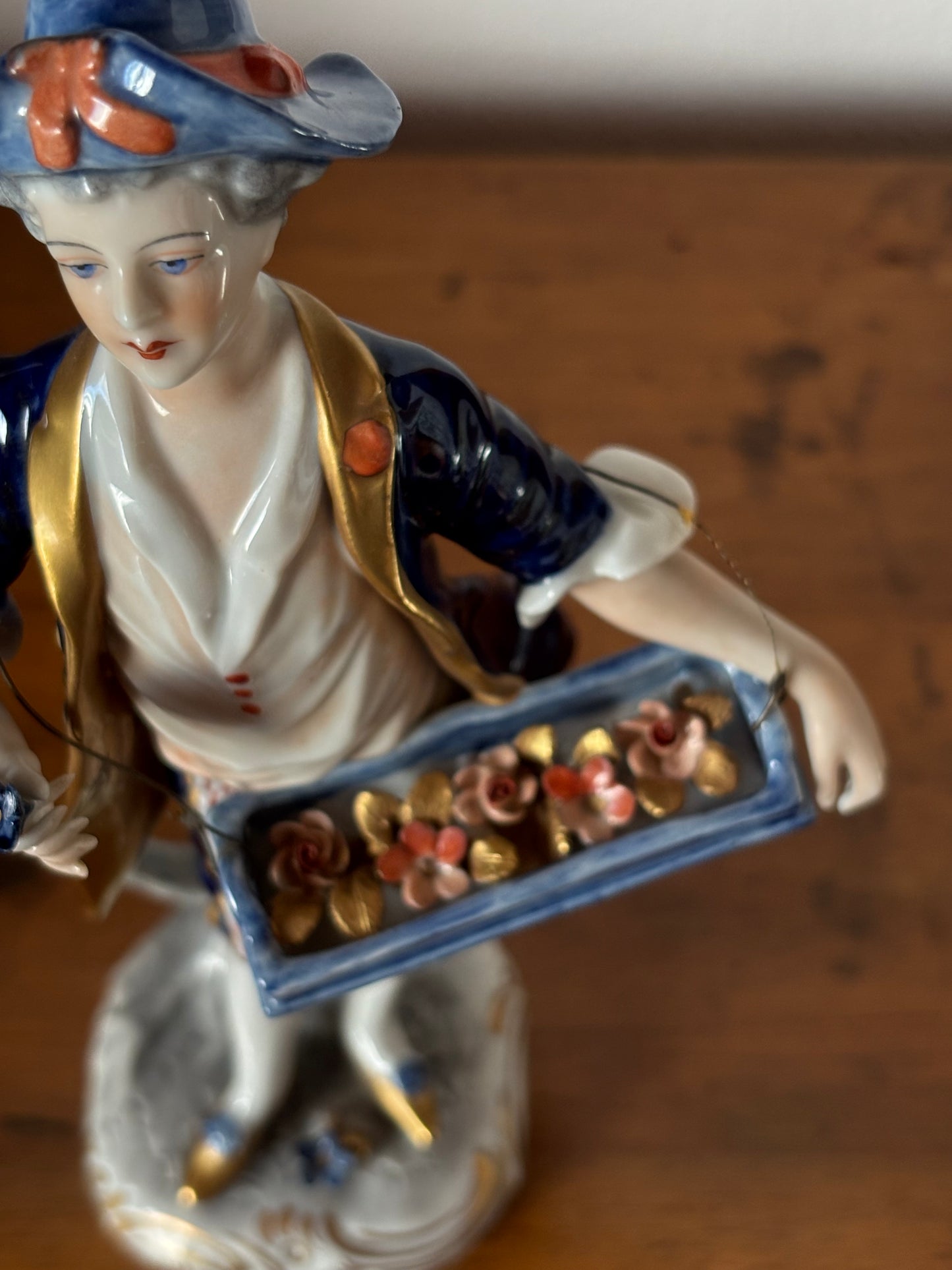 Elegante figurina in ceramica Volkstedt