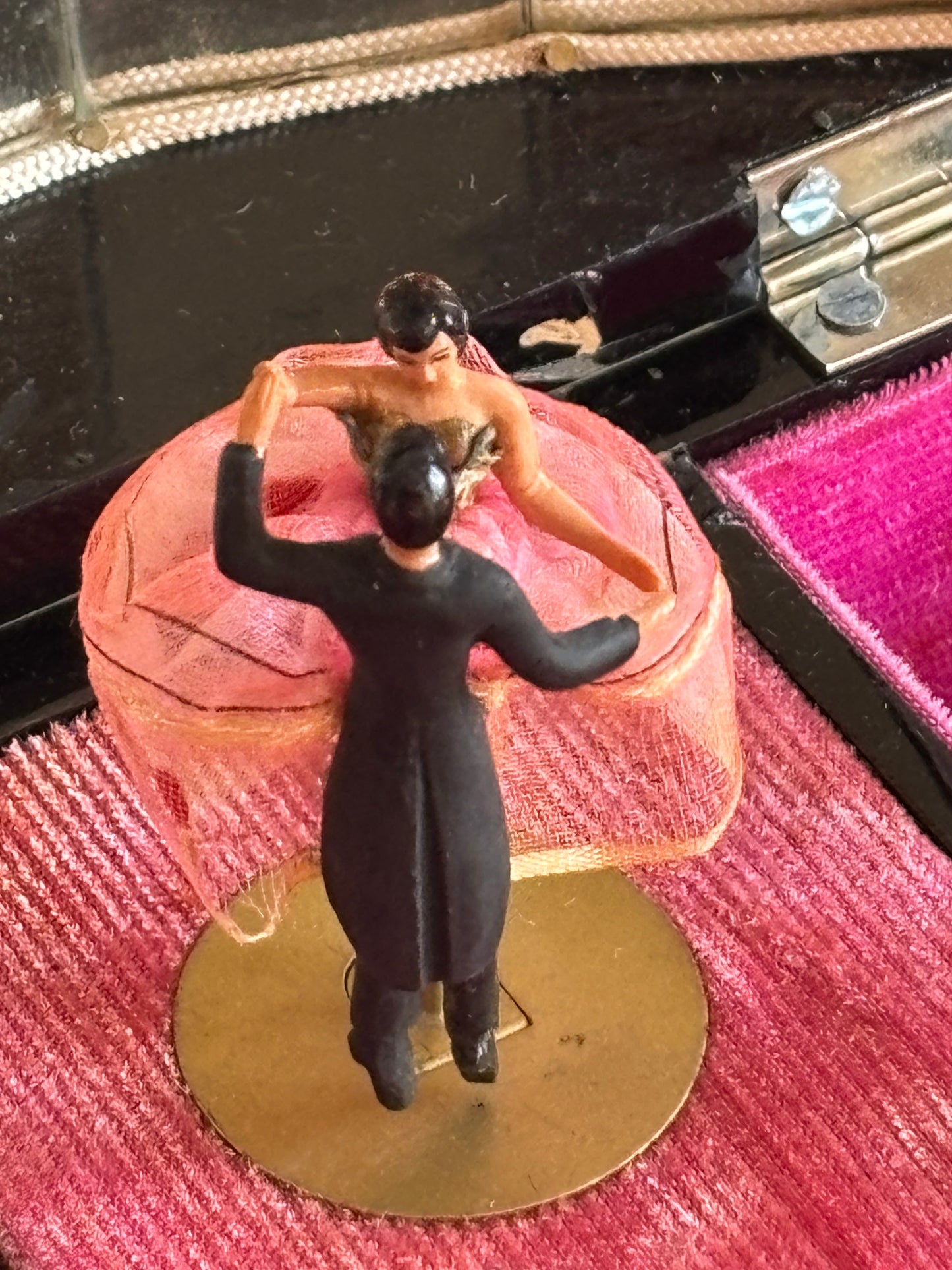 Vintage Japanisches Spieluhr mit Tänzerpaar und traditionellem Landschaftsmotiv