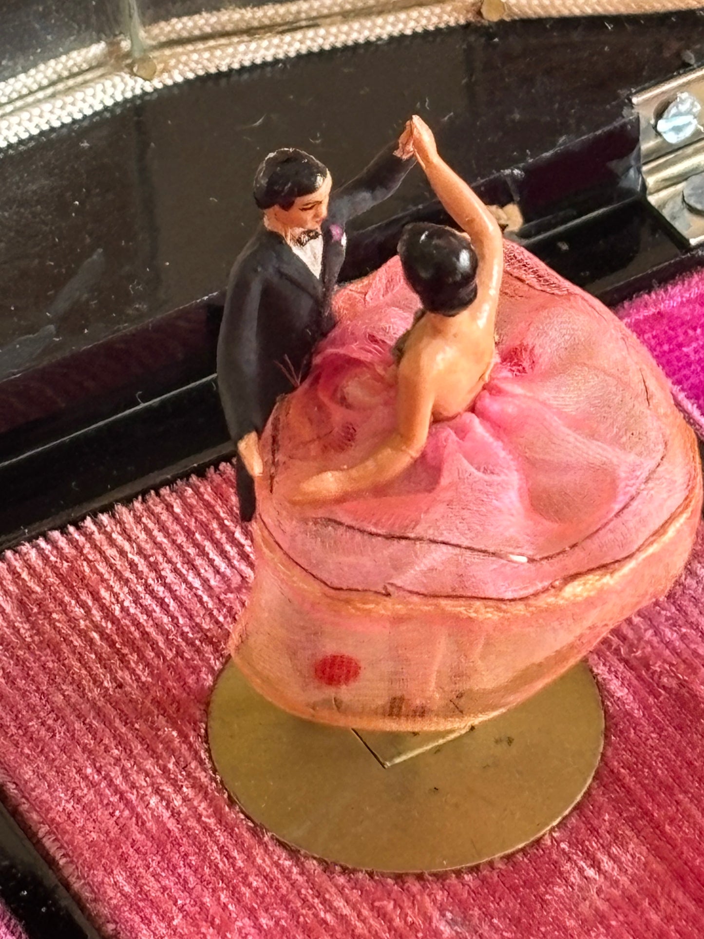 Vintage Japanisches Spieluhr mit Tänzerpaar und traditionellem Landschaftsmotiv