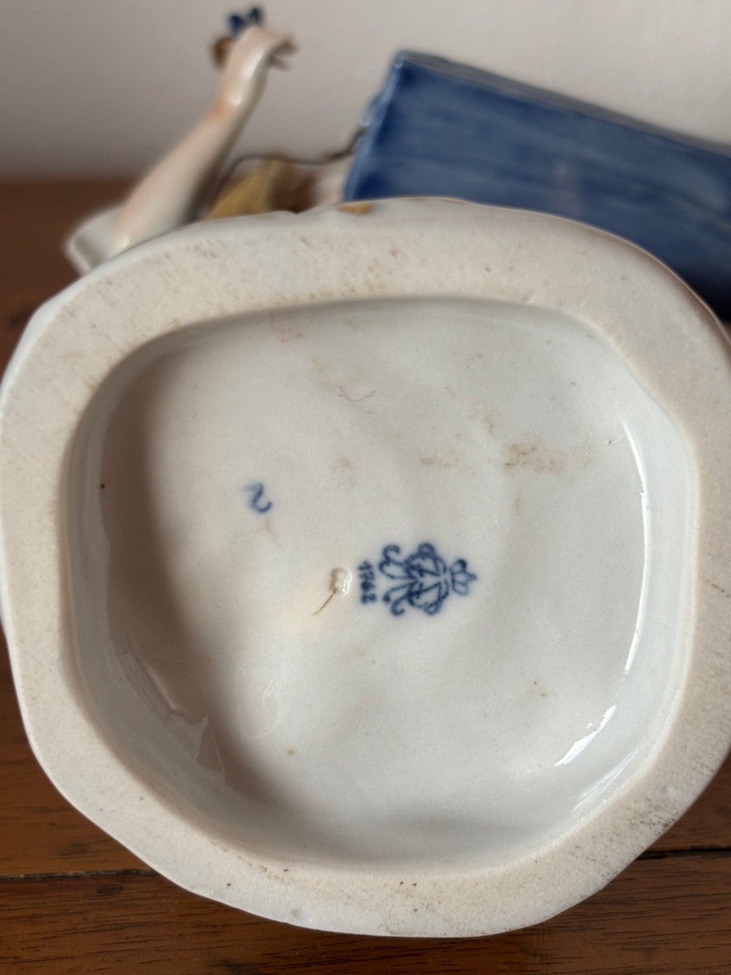 Elegante figurina in ceramica Volkstedt