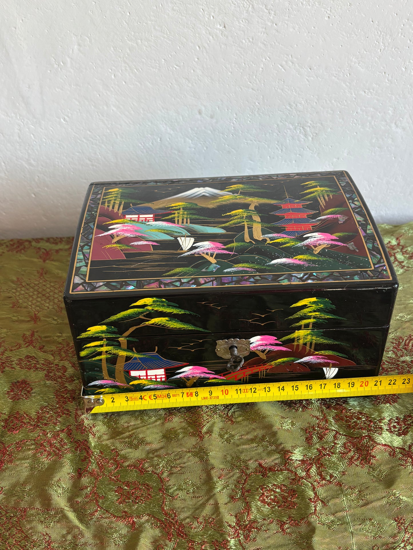 Vintage Japanisches Spieluhr mit Tänzerpaar und traditionellem Landschaftsmotiv