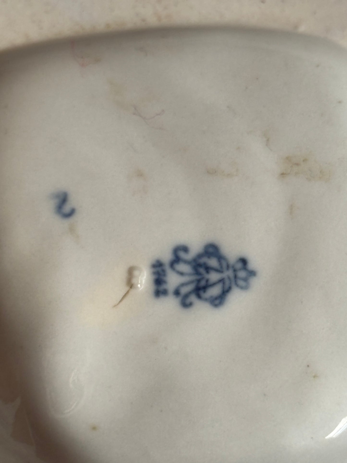Elegante figurina in ceramica Volkstedt