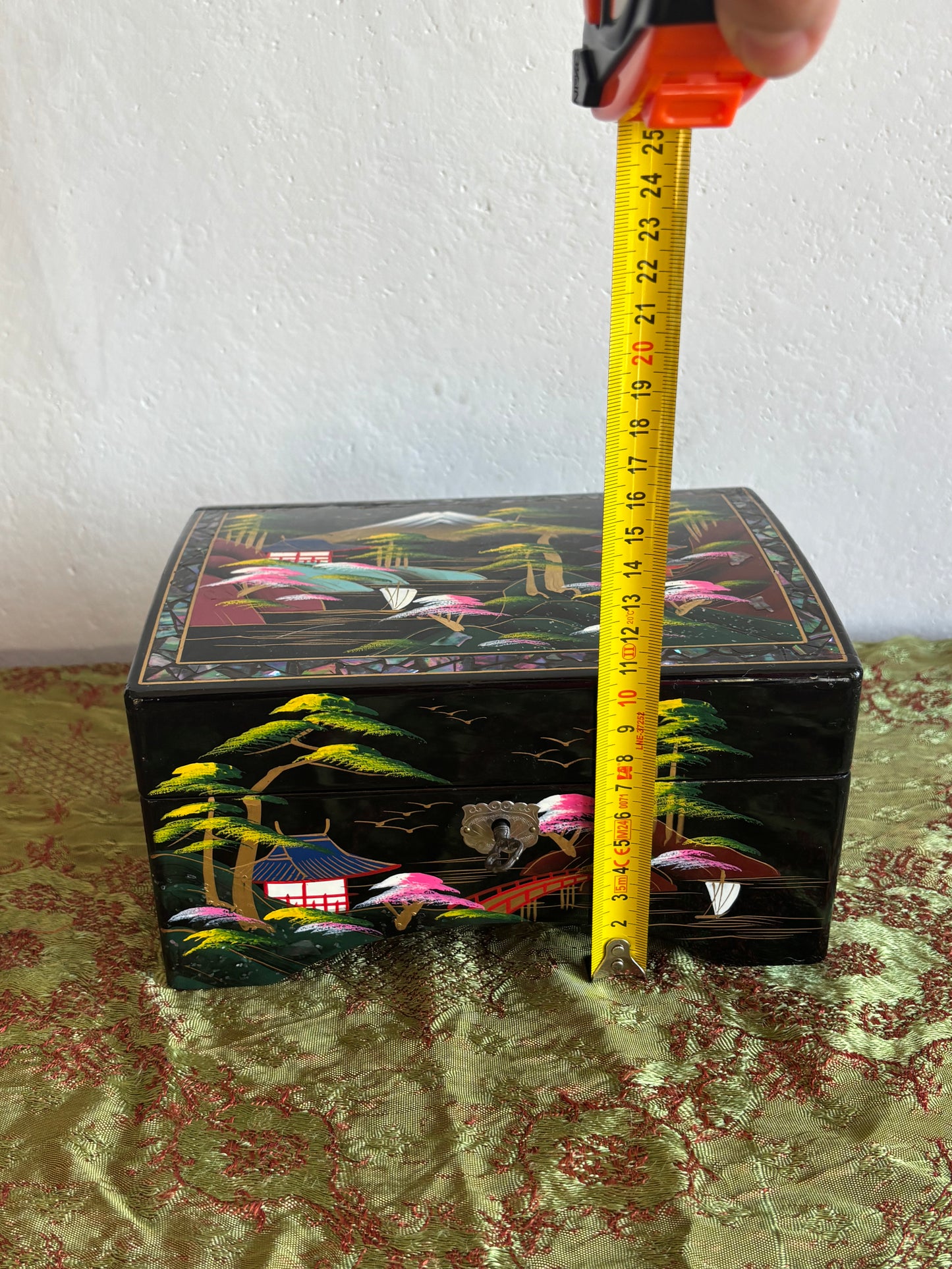 Vintage Japanisches Spieluhr mit Tänzerpaar und traditionellem Landschaftsmotiv