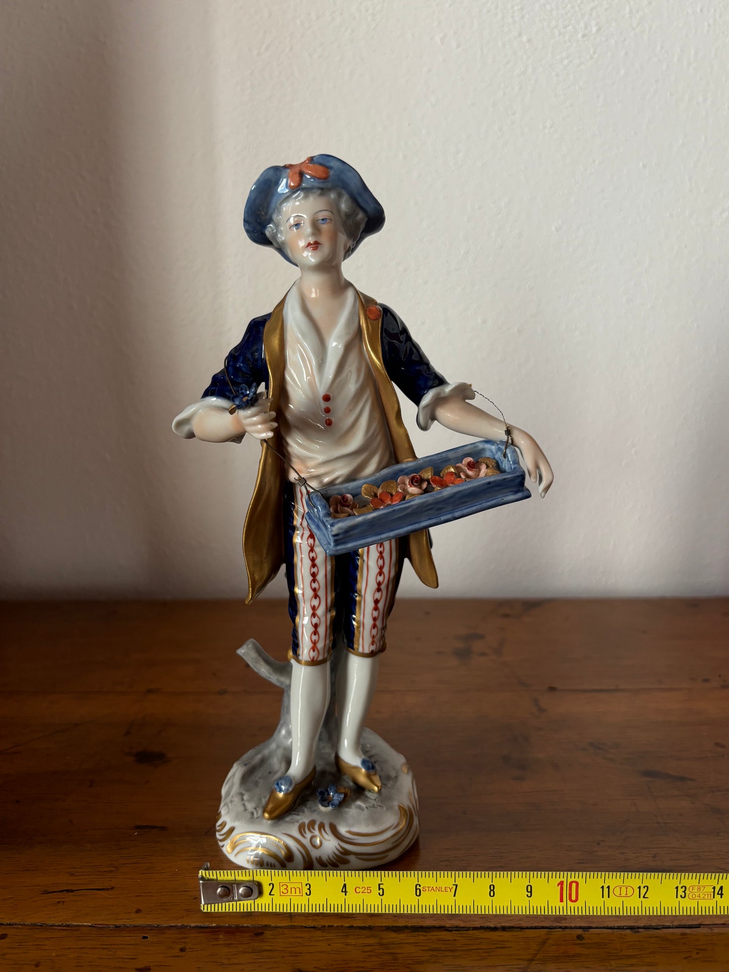Elegante figurina in ceramica Volkstedt