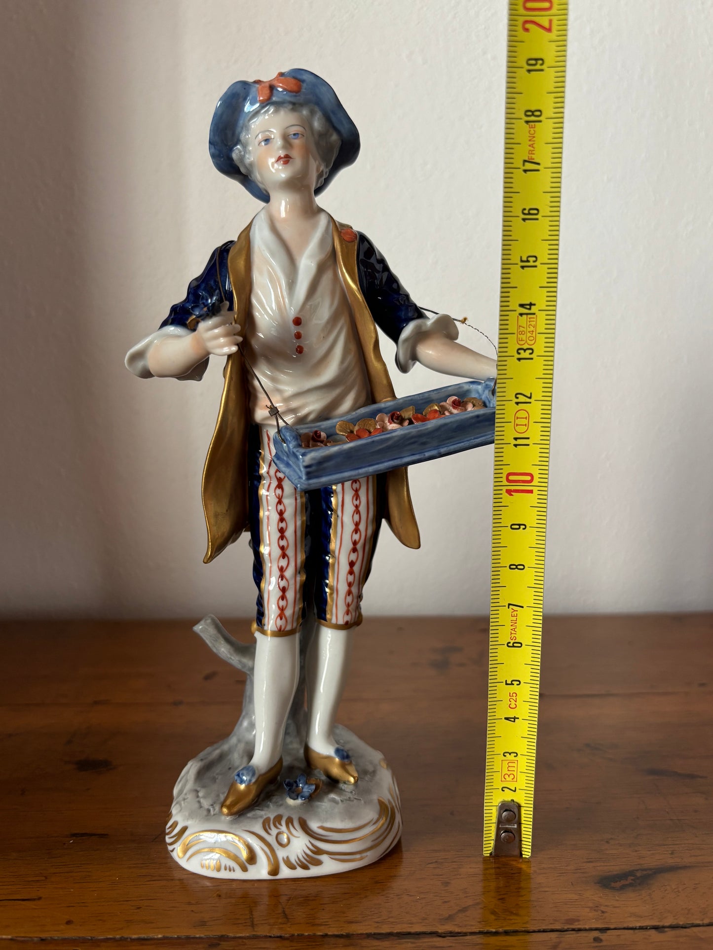 Elegante figurina in ceramica Volkstedt