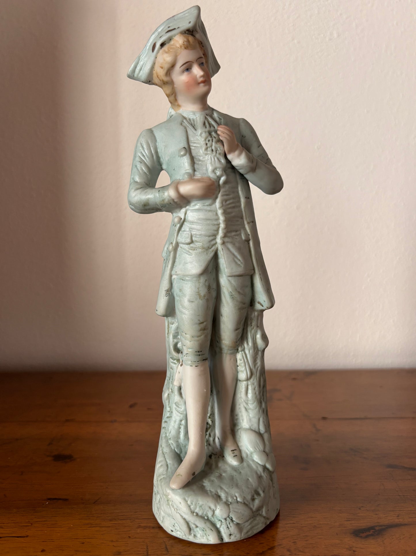 Statuetta in Porcellana Biscuit – Gentiluomo in Abiti d'Epoca