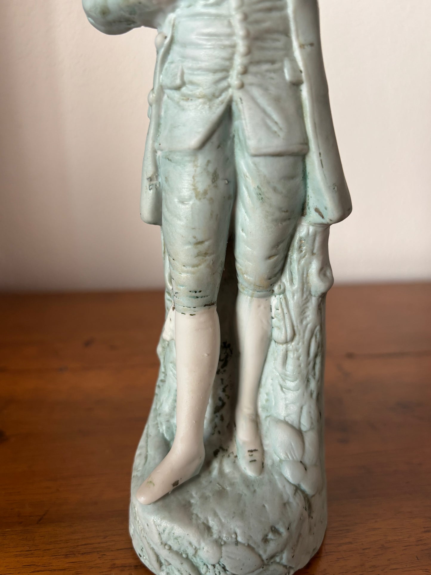 Statuetta in Porcellana Biscuit – Gentiluomo in Abiti d'Epoca