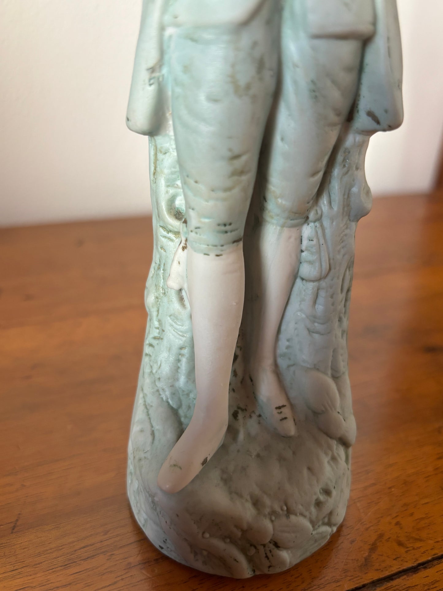 Statuetta in Porcellana Biscuit – Gentiluomo in Abiti d'Epoca