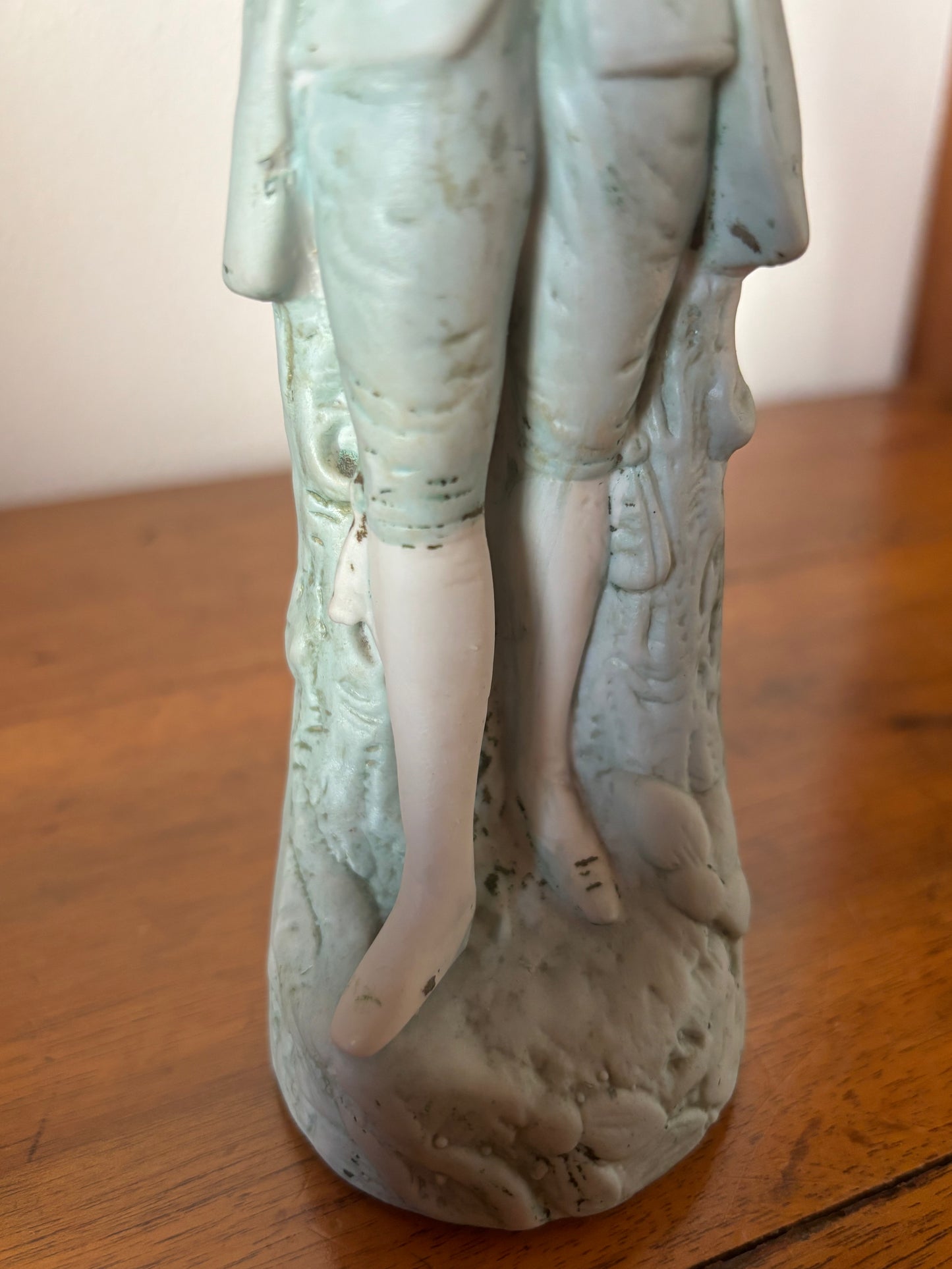 Statuetta in Porcellana Biscuit – Gentiluomo in Abiti d'Epoca